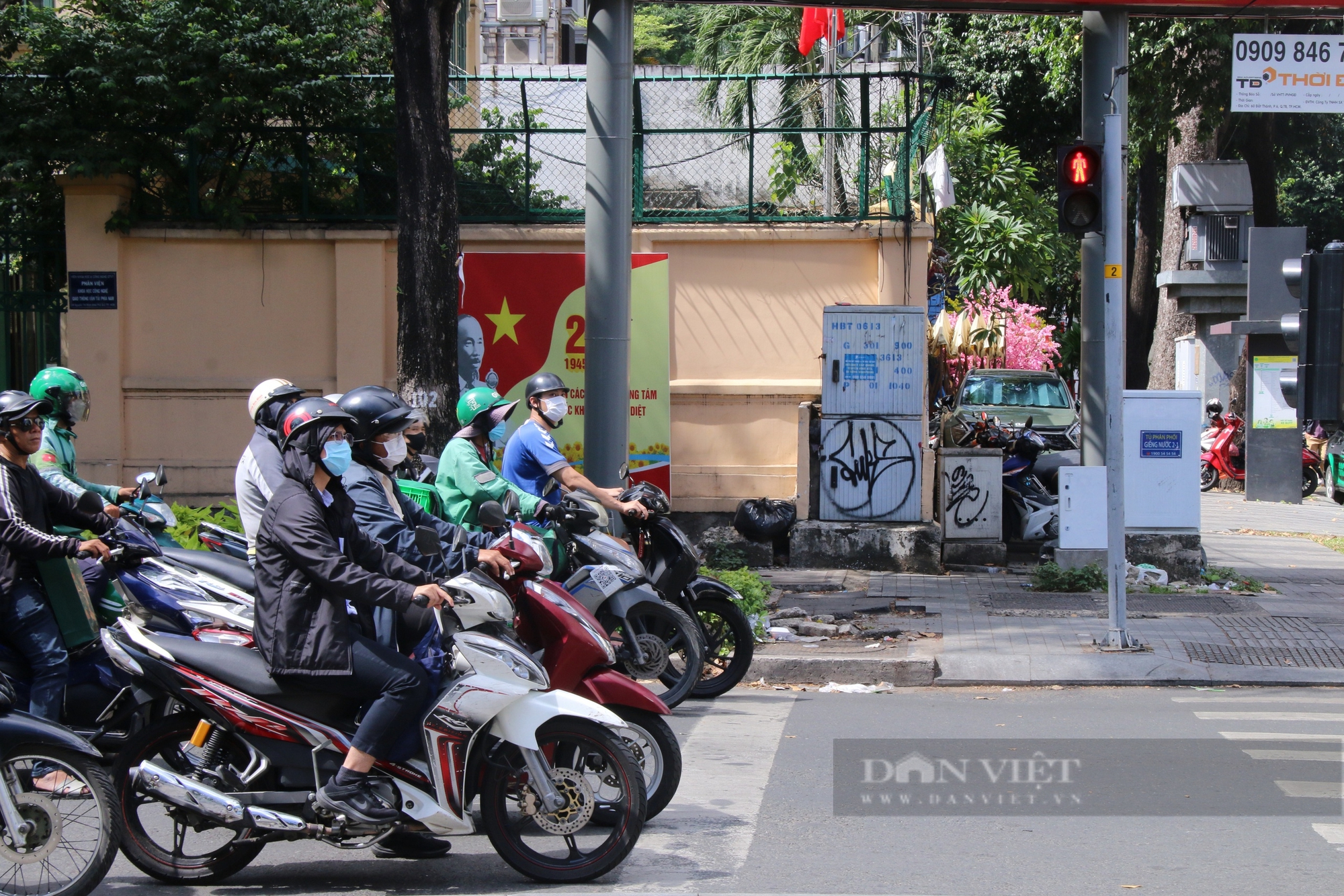 TP.HCM không còn cảnh vượt đèn đỏ, leo lề sau 2 tuần áp dụng nghị định mới - Ảnh 3.