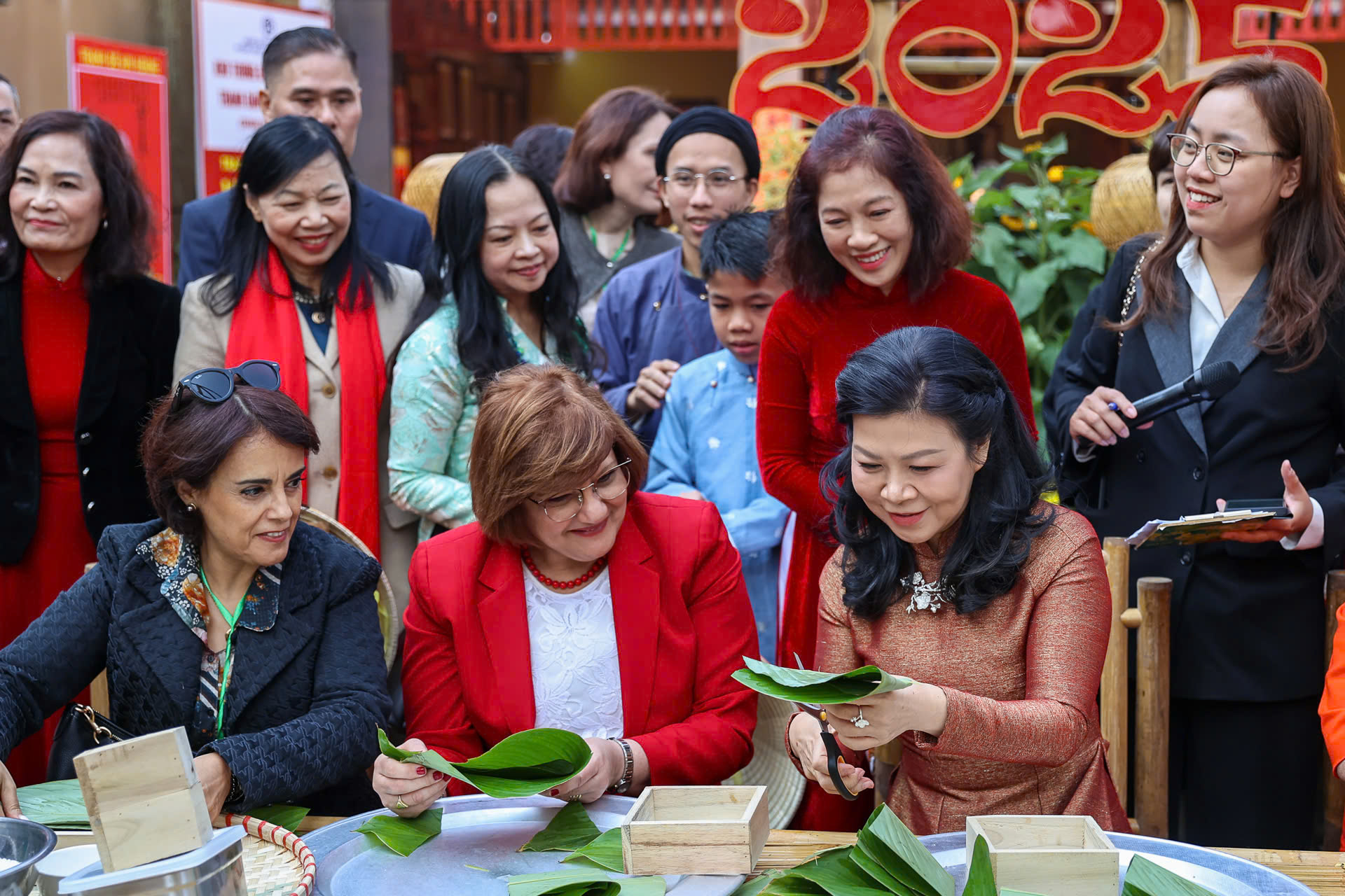 Phu nhân Tổng Bí thư dự Chương trình ngoại giao văn hóa "Bản hòa ca Tết Việt" - Ảnh 2.