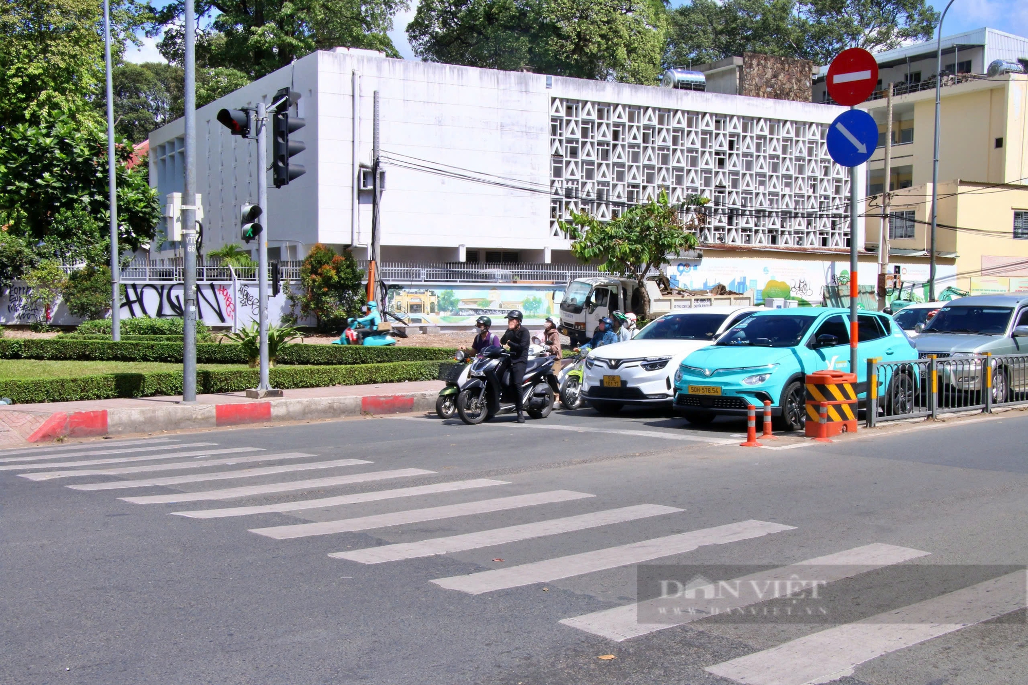 Người dân Hà Nội, TP Hồ Chí Minh chấp hành nghiêm chỉnh Nghị định 168 - Ảnh 25.