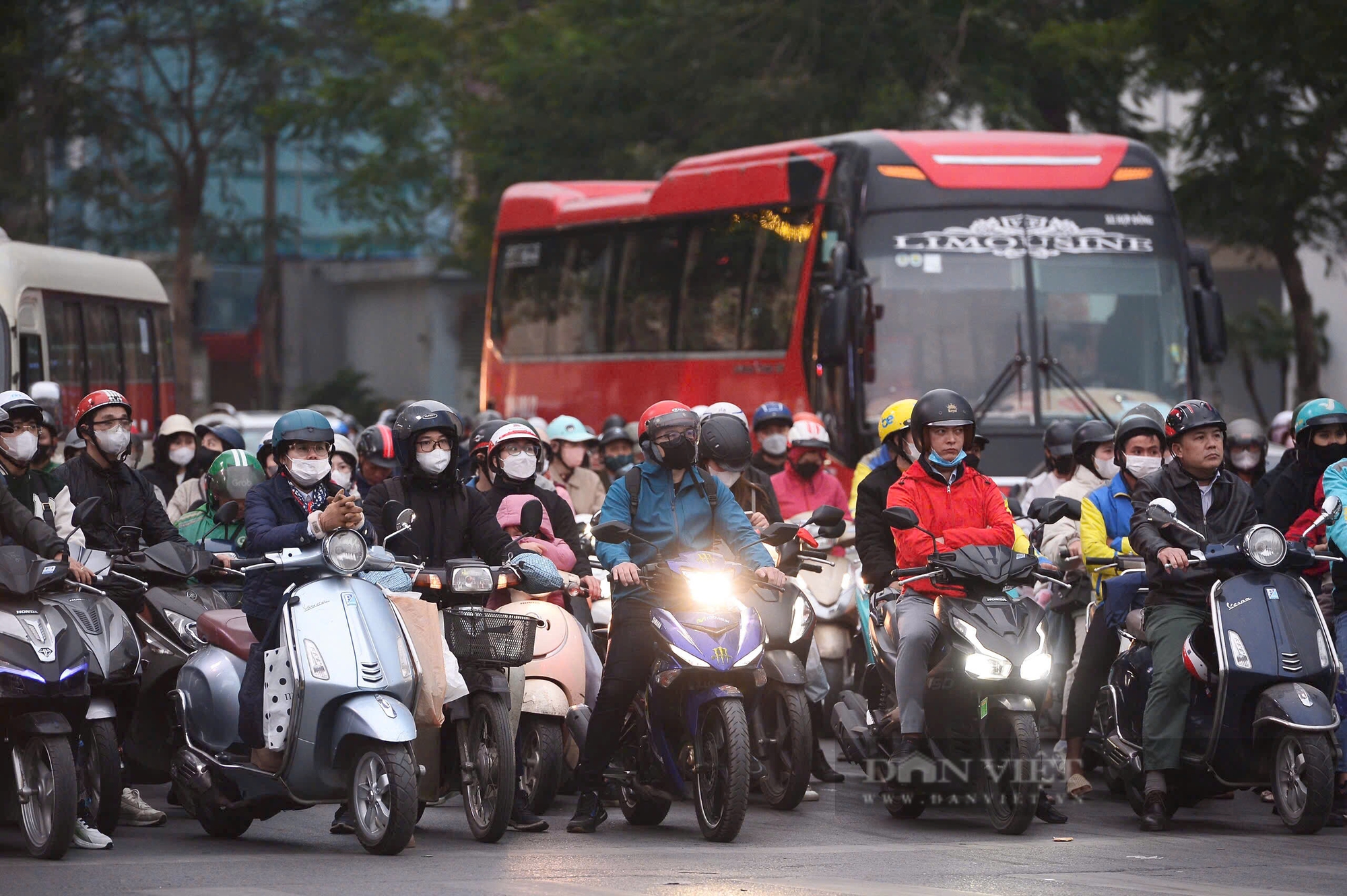 Người dân Hà Nội, TP Hồ Chí Minh chấp hành nghiêm chỉnh Nghị định 168 - Ảnh 15.