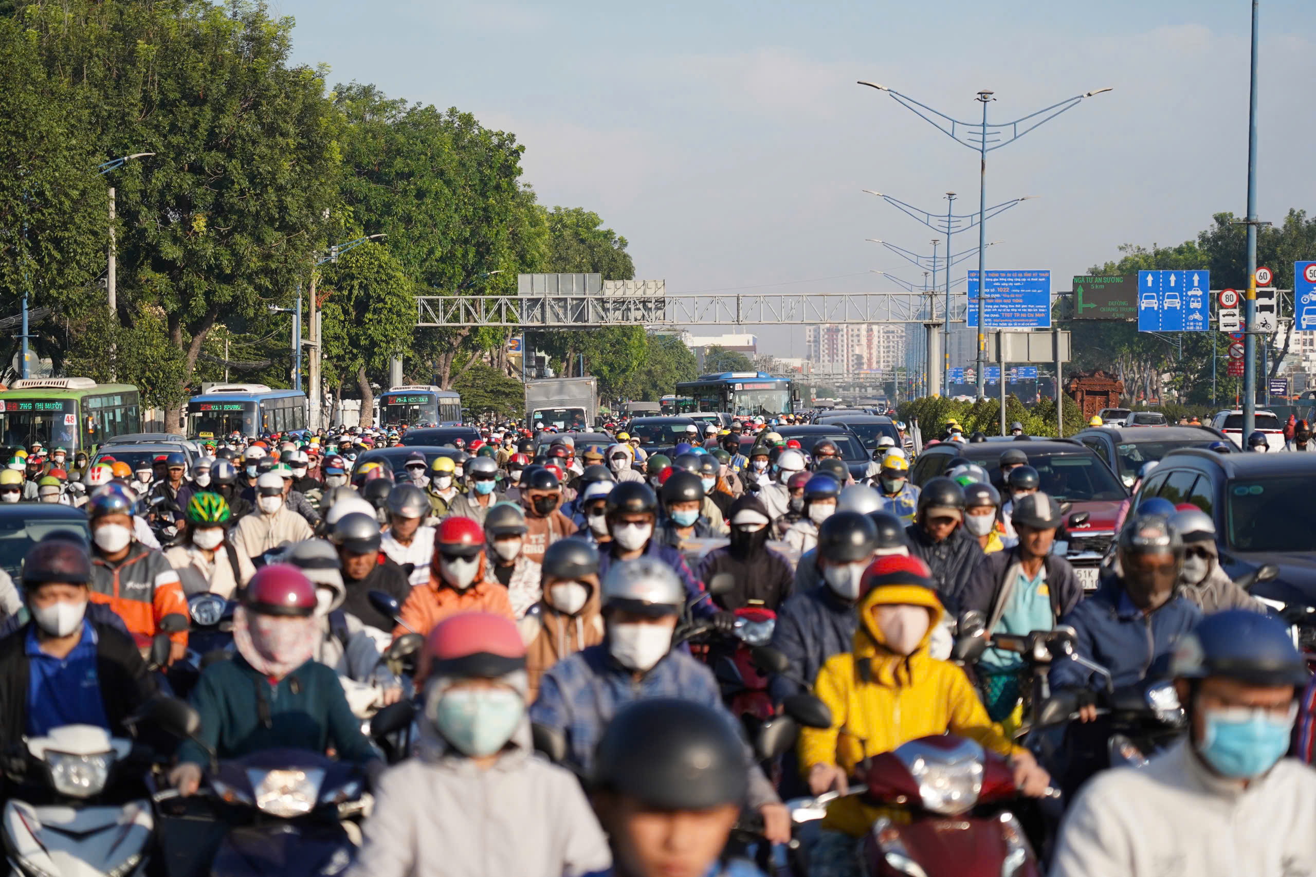 Nhiều tuyến đường TP.HCM ùn ứ trong thời gian qua, cơ quan chức năng nói gì? - Ảnh 3.