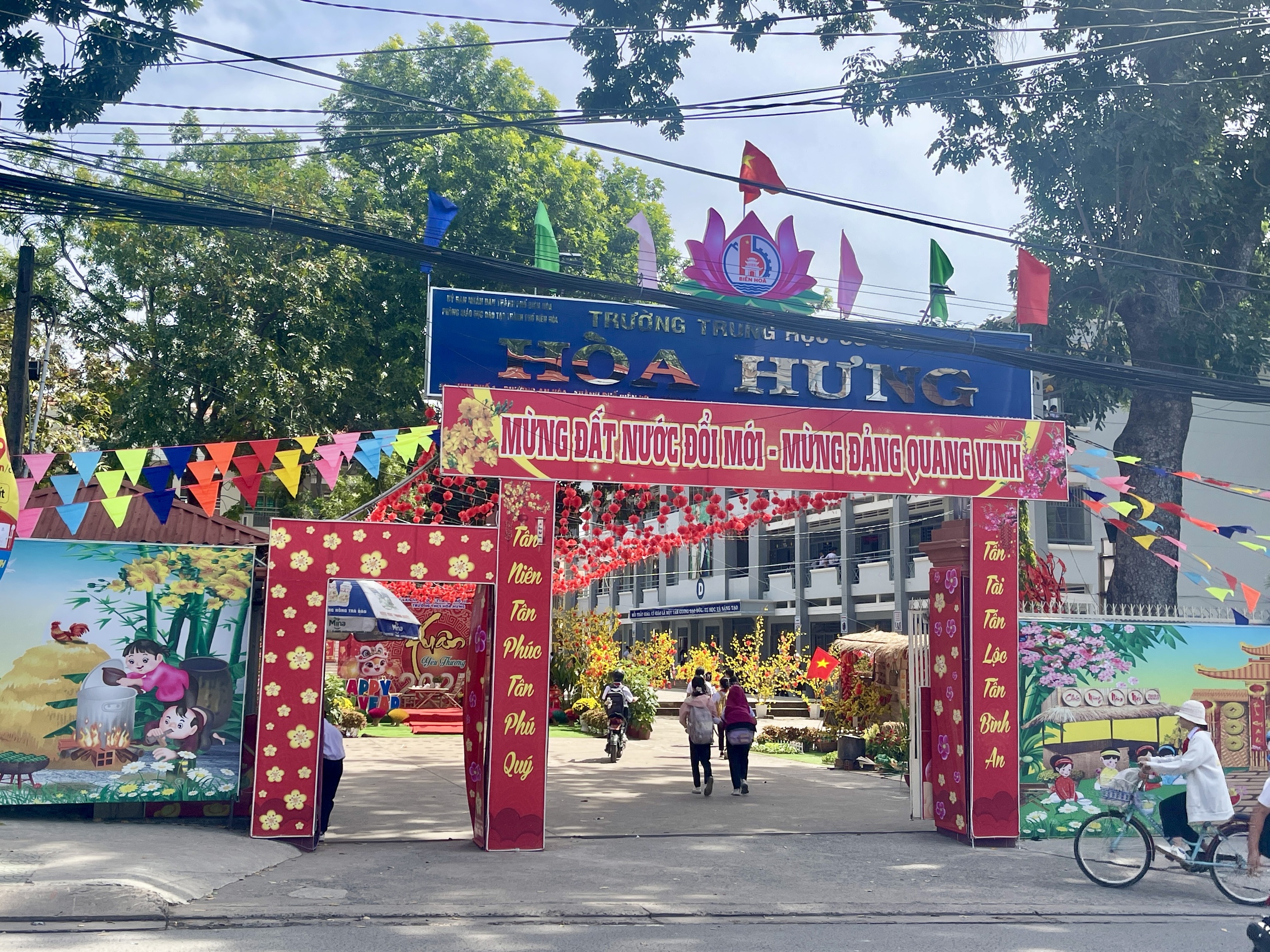 Thực hư chuyện một học sinh bị “đuổi học” vì không có thẻ tên ở Đồng Nai- Ảnh 2.