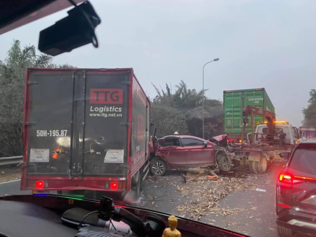 Tai nạn liên hoàn giữa nhiều xe ô tô trên Đại lộ Thăng Long, Hà Nội - Ảnh 1.