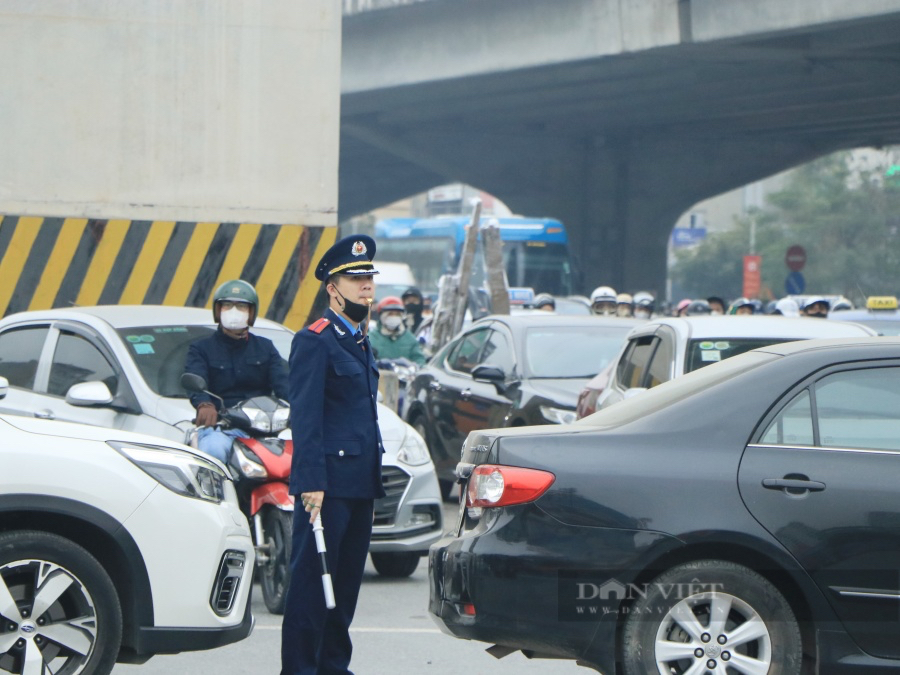 Người dân luống cuống không biết đi hay rẽ, Hà Nội điều chỉnh phân luồng “điểm nóng