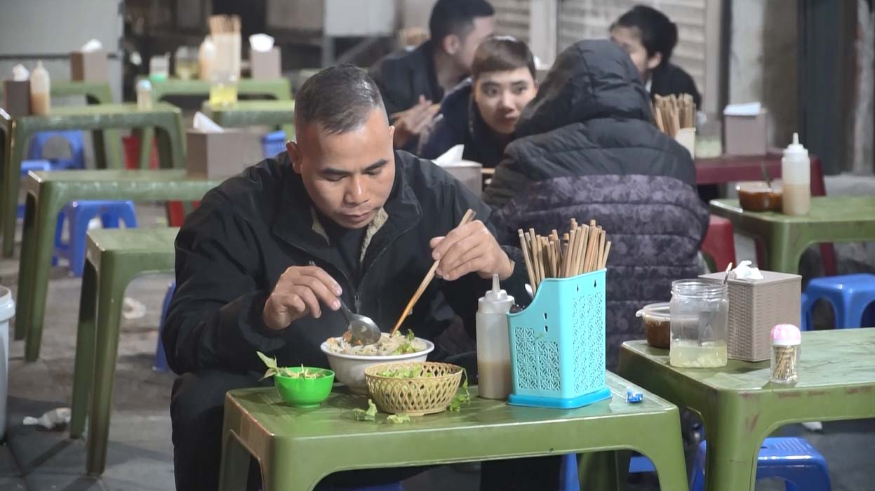 Món ăn đặc sản ở Hà Nội: Tên quán nghe lạ tai, nhưng mỗi đêm bán hơn 600 suất- Ảnh 1.