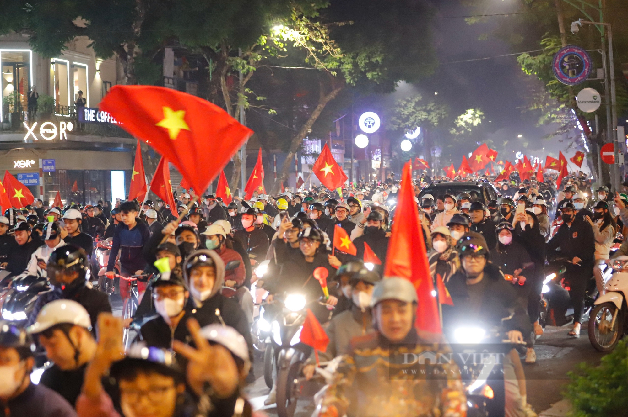 Cờ đỏ sao vàng tung bay, người dân "đi bão" đốt pháo sáng rực đường phố Hà Nội- Ảnh 1.