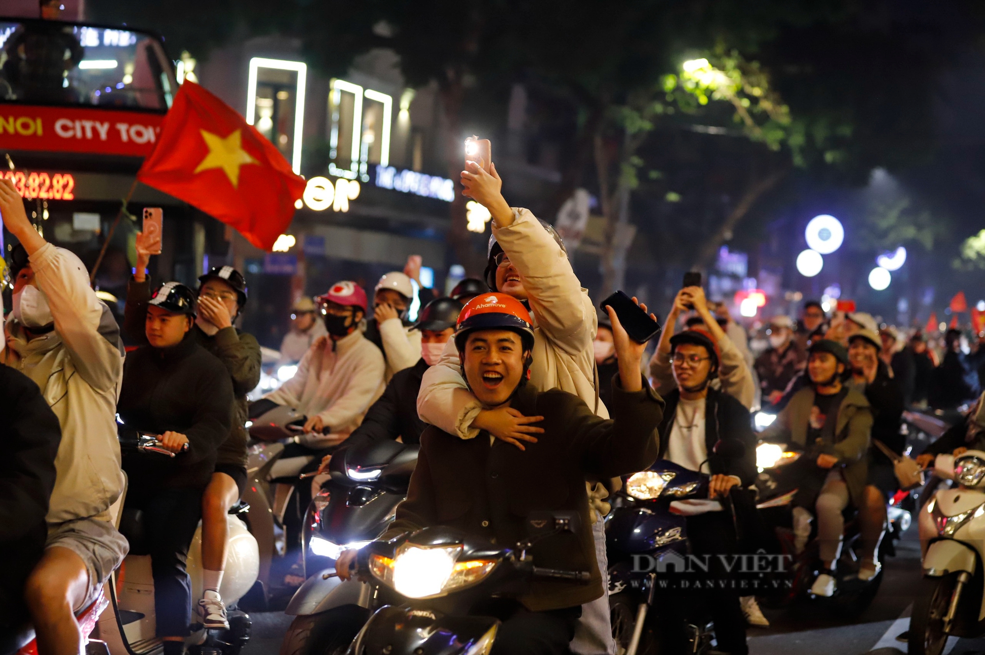 Cờ đỏ sao vàng tung bay, người dân "đi bão" đốt pháo sáng rực đường phố Hà Nội- Ảnh 3.