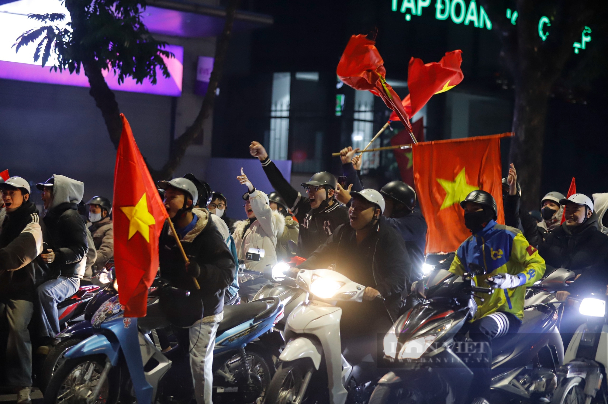 Cờ đỏ sao vàng tung bay, người dân "đi bão" đốt pháo sáng rực đường phố Hà Nội- Ảnh 4.