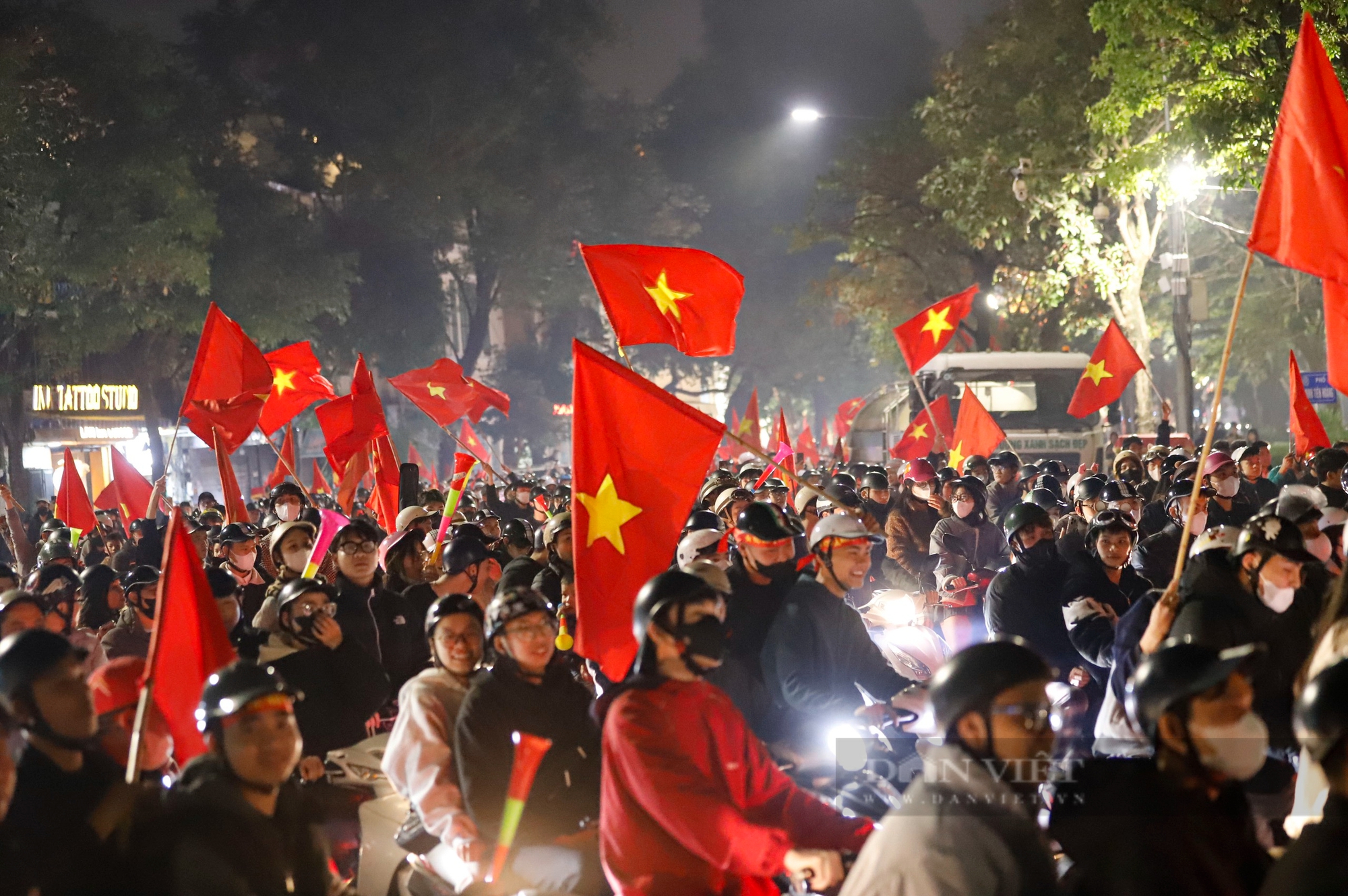 Cờ đỏ sao vàng tung bay, người dân "đi bão" đốt pháo sáng rực đường phố Hà Nội- Ảnh 8.