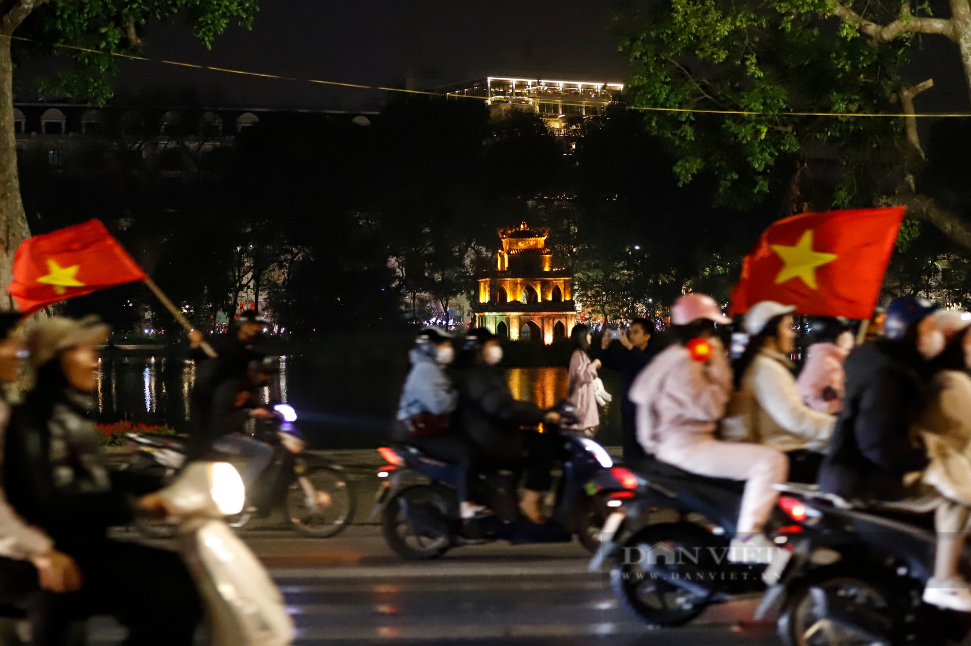 Cờ đỏ sao vàng tung bay, người dân "đi bão" đốt pháo sáng rực đường phố Hà Nội- Ảnh 9.