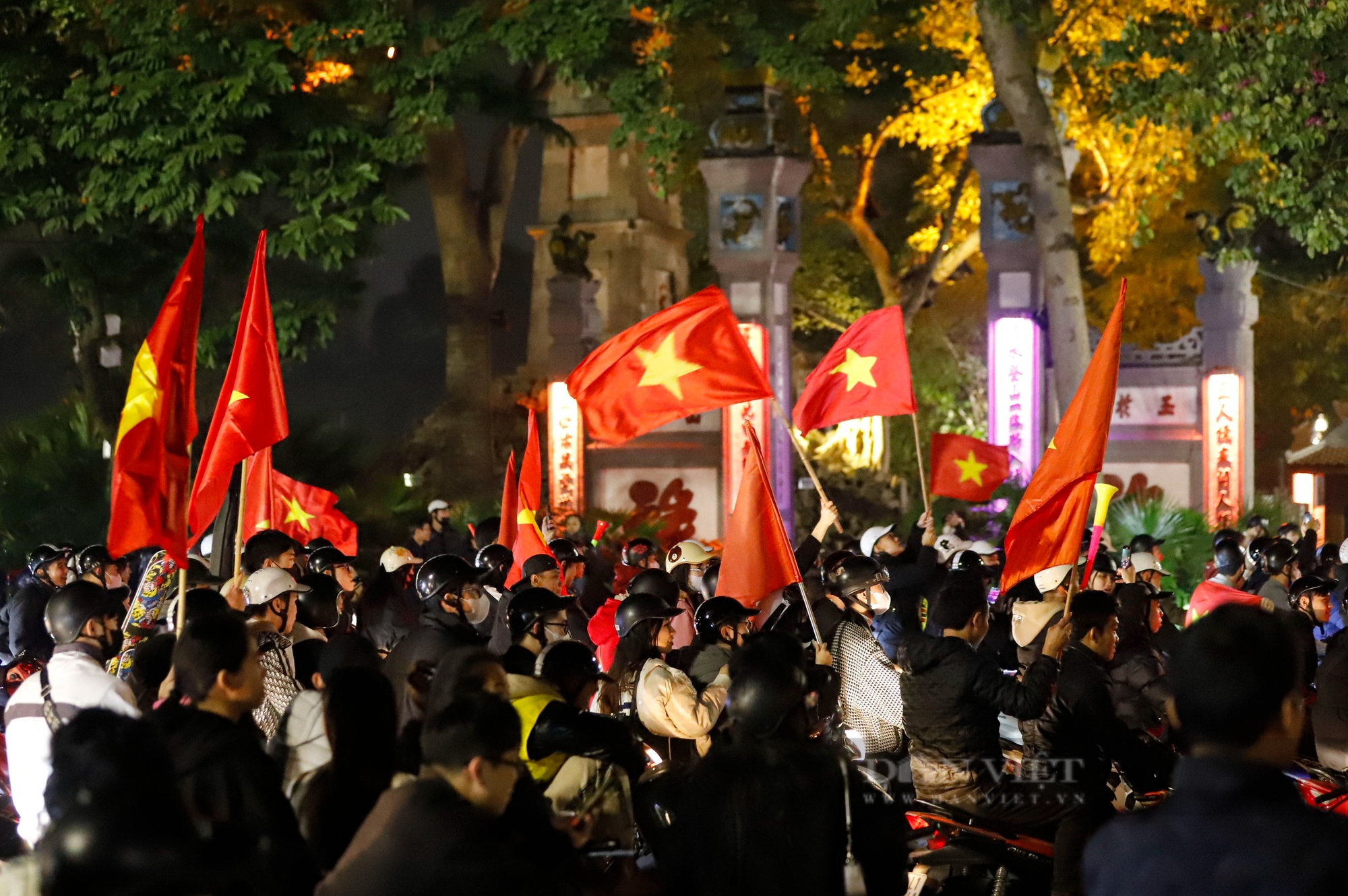 Cờ đỏ sao vàng tung bay, người dân "đi bão" đốt pháo sáng rực đường phố Hà Nội- Ảnh 10.