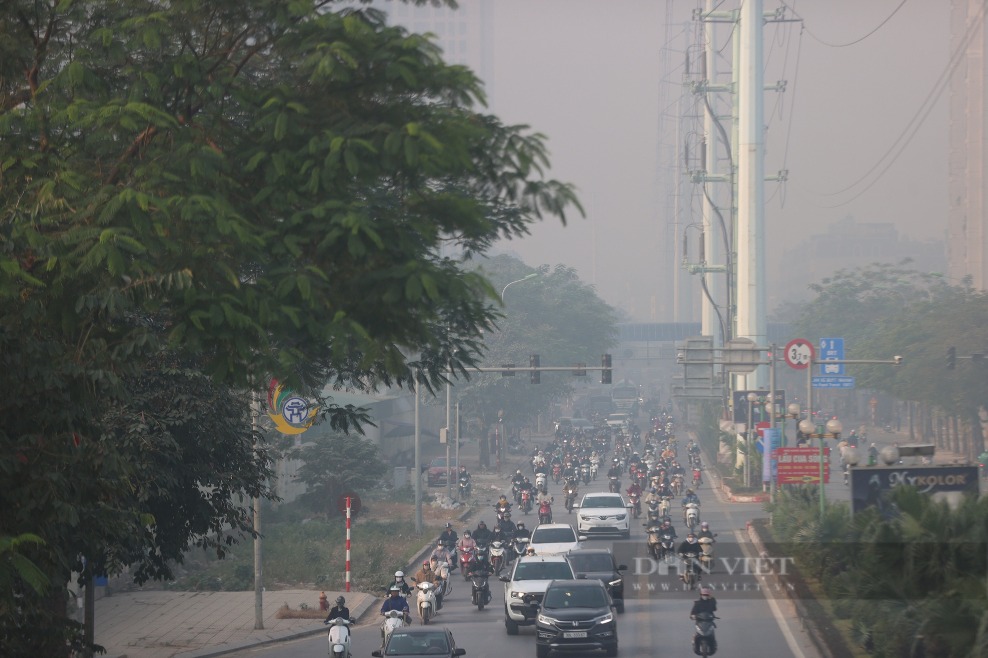 Hà Nội ô nhiễm không khí tạo nên sương mù dày đặc dù mặt trời đã lên cao- Ảnh 9.