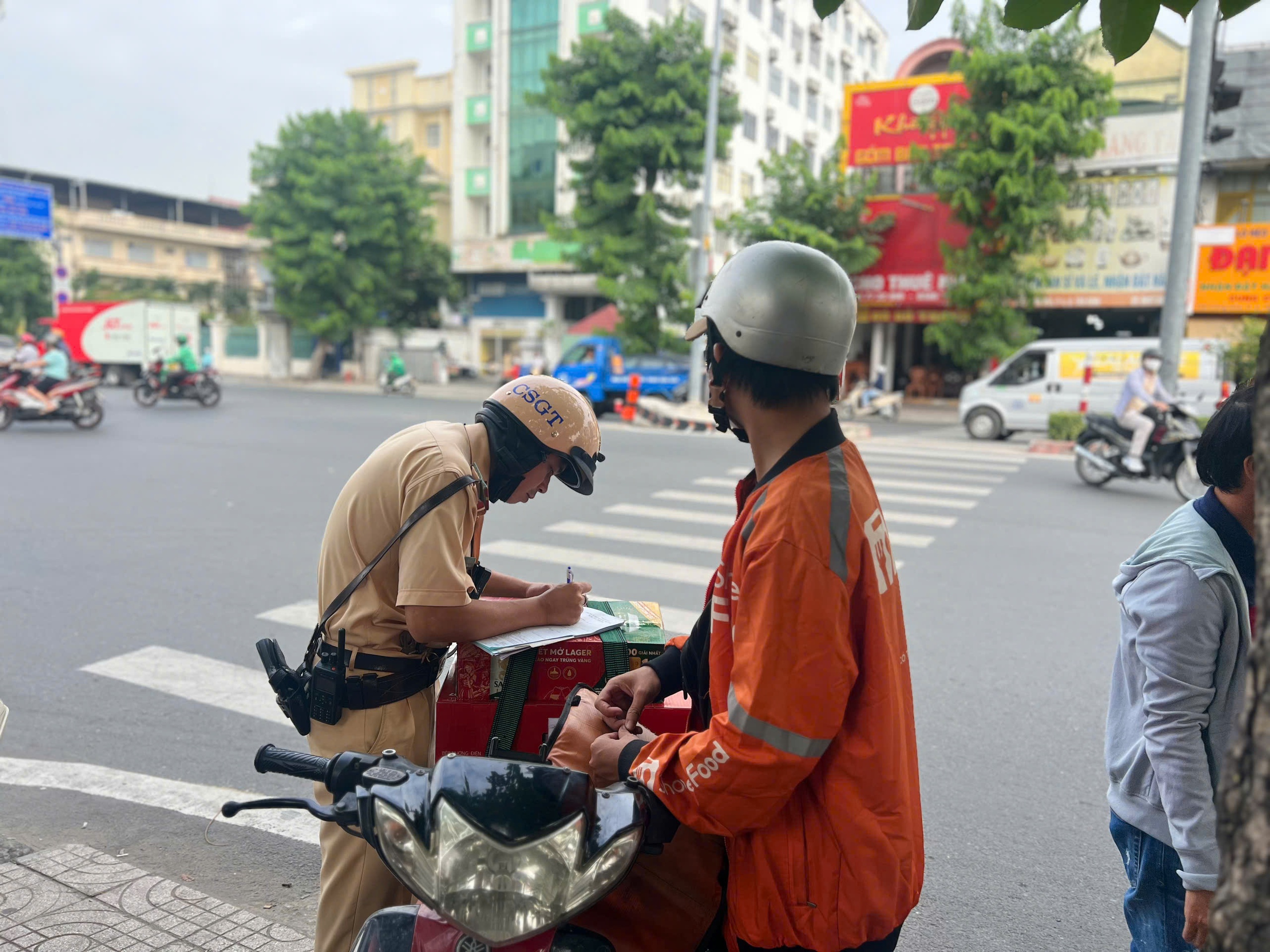 Hơn 1.500 trường hợp vi phạm, thu hơn 6 tỷ đồng trong ngày đầu thực hiện Nghị định 168/2024 - Ảnh 2.