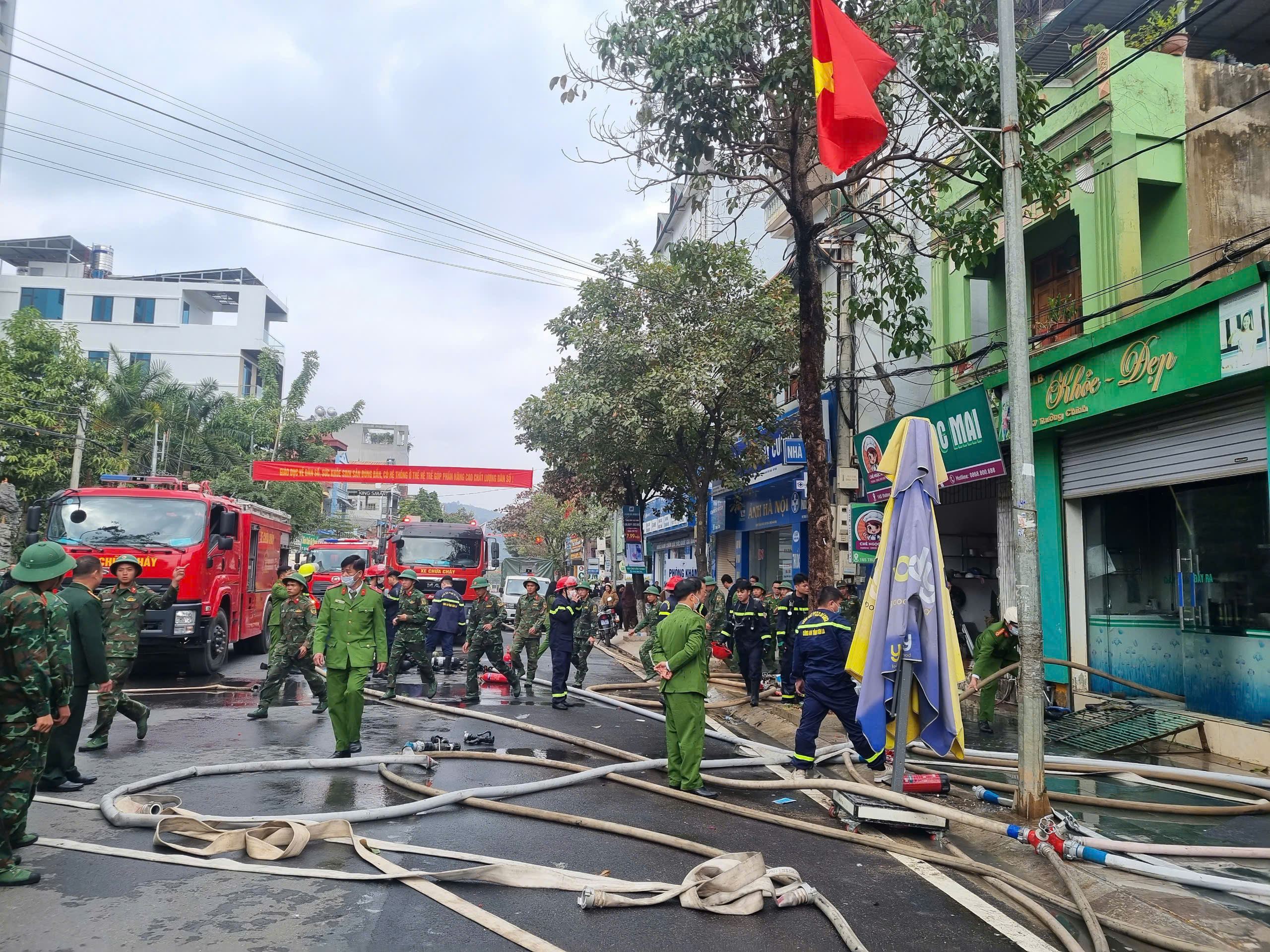 Sơn La: Huy động hàng trăm người tham gia chữa cháy tại  - Ảnh 1.