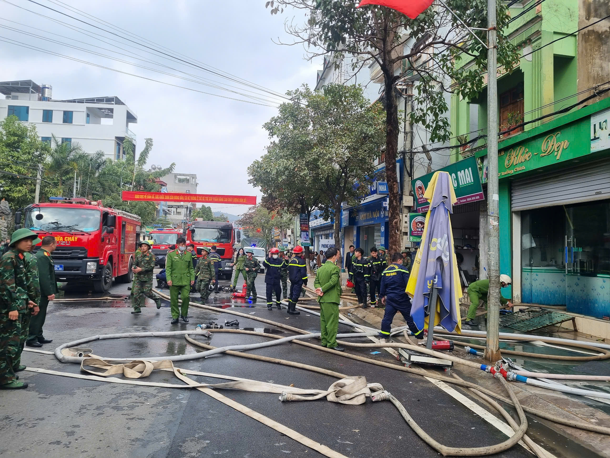 Sơn La: Huy động hàng trăm người tham gia chữa cháy tại  - Ảnh 2.