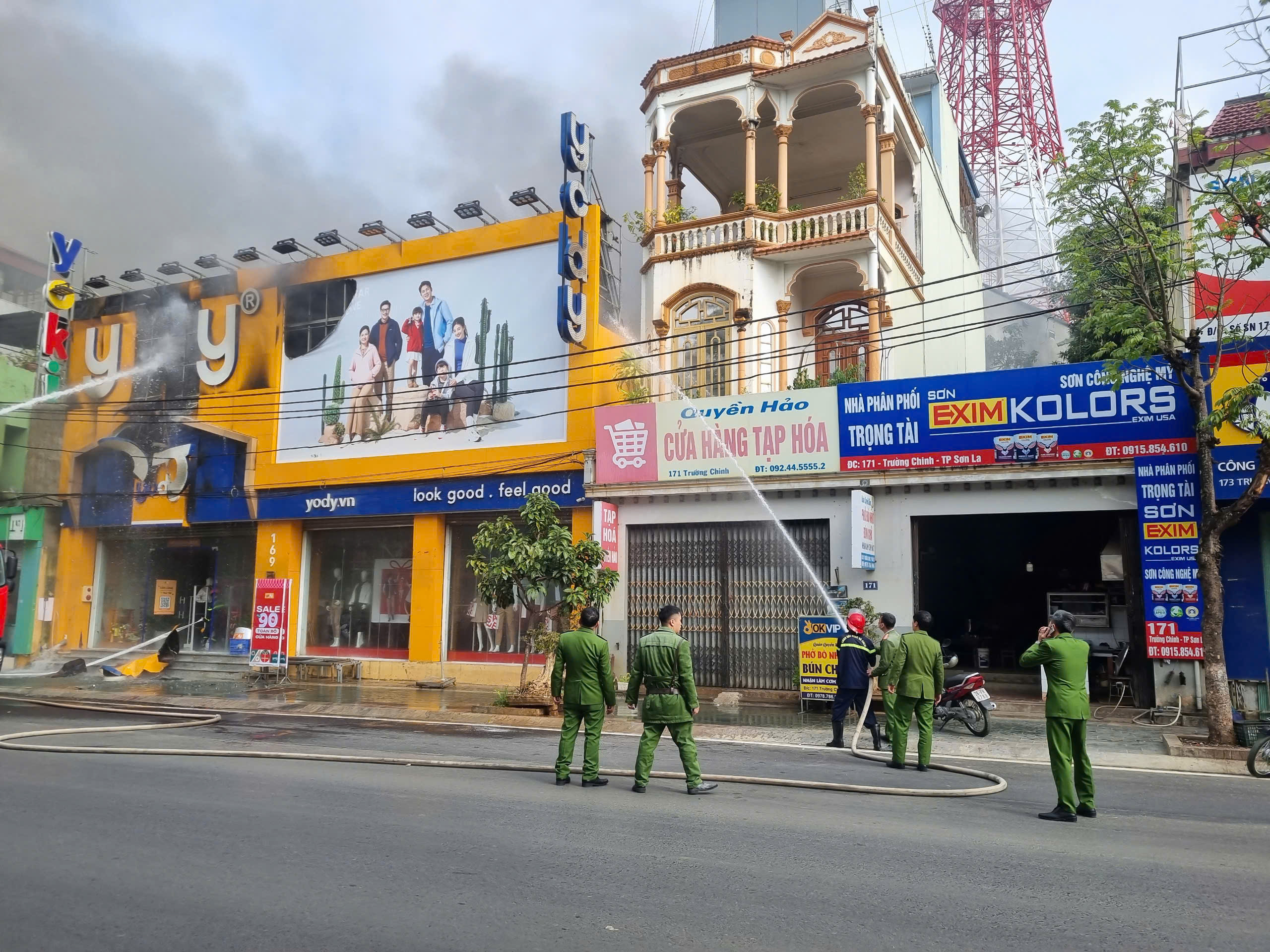 Sơn La: Huy động hàng trăm người tham gia chữa cháy tại  - Ảnh 4.