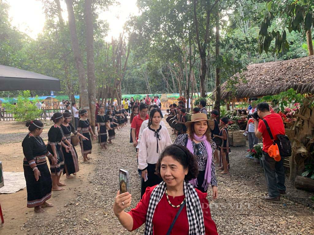 Sôi động tour xuyên Việt Tết Ất Tỵ khám phá nét đẹp văn hoá bản địa - Ảnh 2.