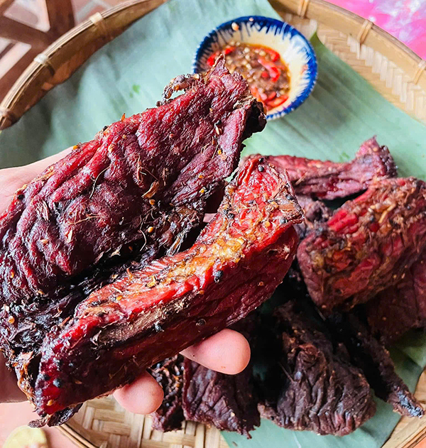 Cũng là thịt bò, người dân một huyện ở Bình Định tẩm ướp các thứ gì đặc biệt mà ai thấy cũng thèm ăn?- Ảnh 1.