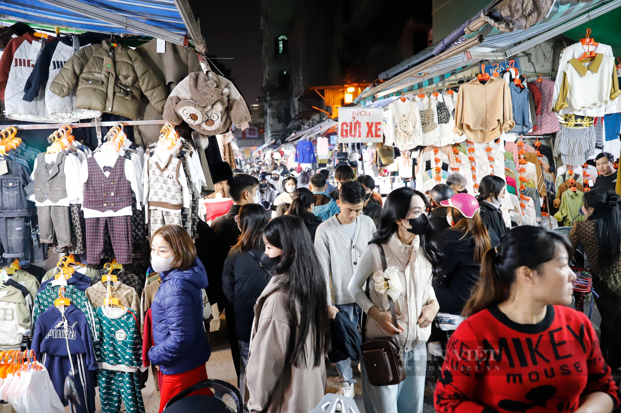 Cận Tết, 'tín đồ' thời trang săn sale tới tận nửa đêm, siêu thị liên tục lấp đầy kệ trống - Ảnh 21.