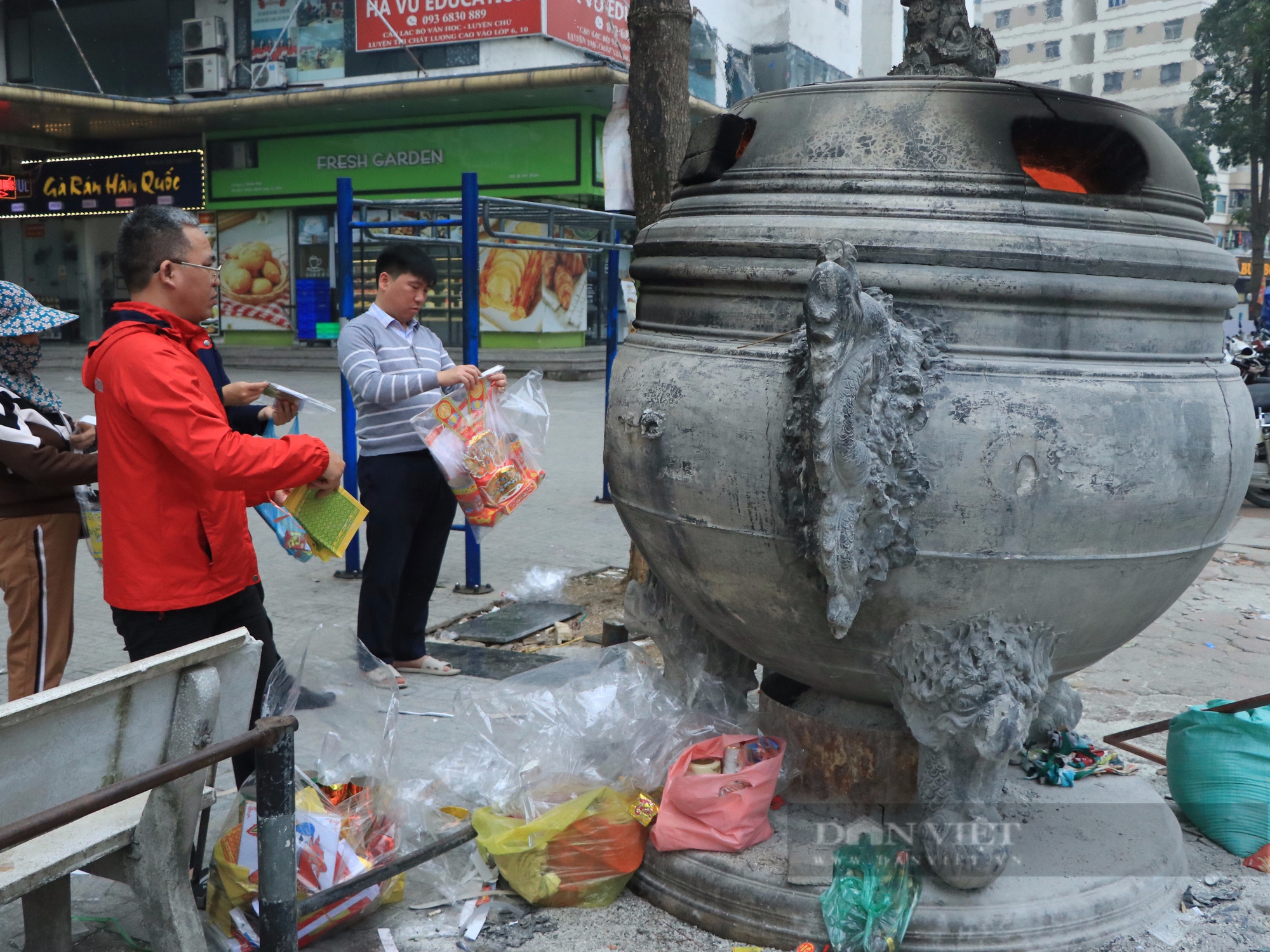 Chung cư Hà Nội đỏ rực lửa vàng mã ngày ông Công ông Táo: Đừng để tiền tỉ 