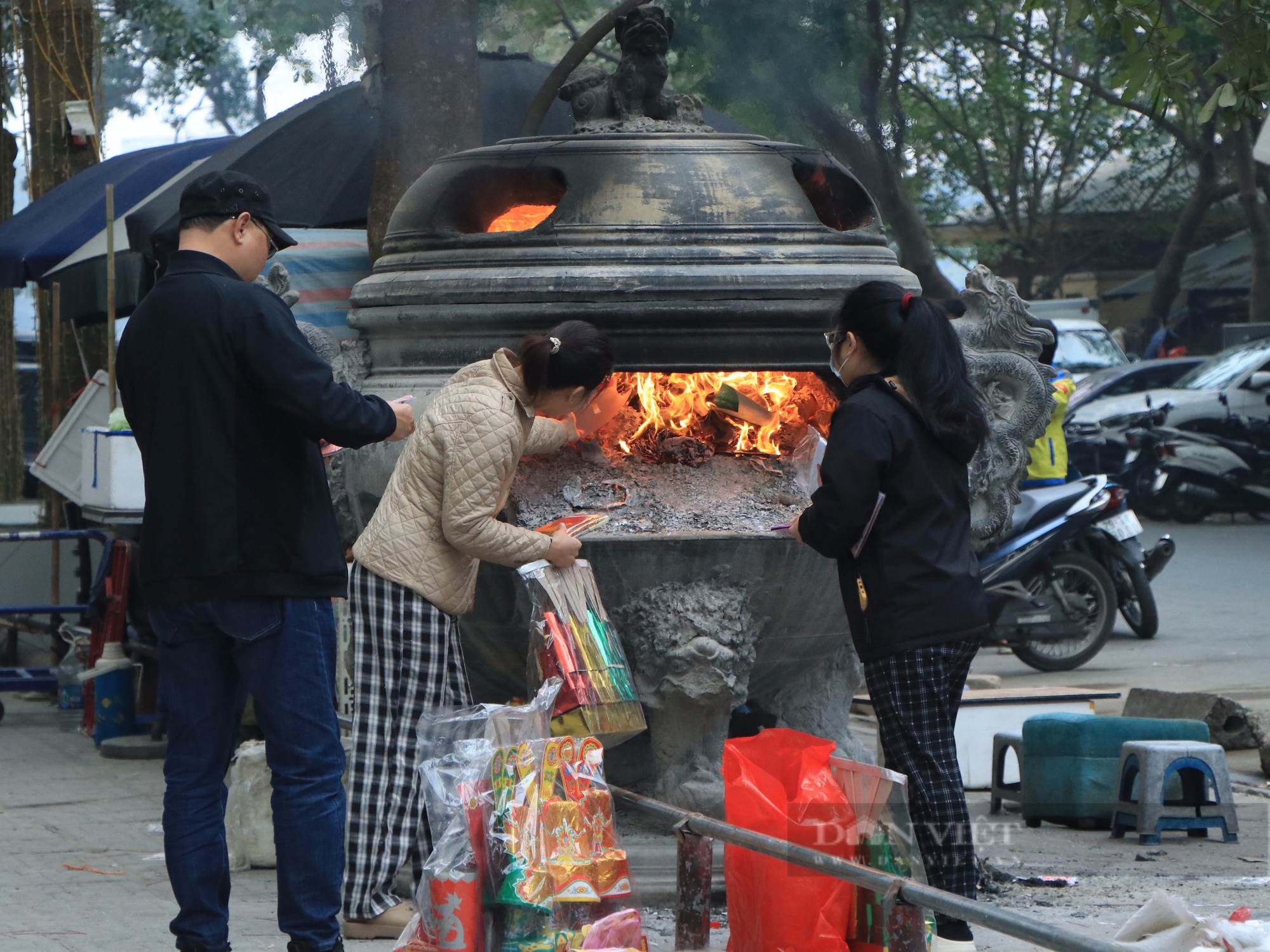 Chung cư Hà Nội đỏ rực lửa vàng mã ngày ông Công ông Táo: Đừng để tiền tỉ 