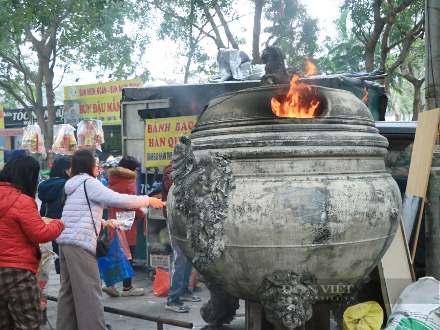 Chung cư Hà Nội đỏ rực lửa vàng mã ngày ông Công ông Táo: Đừng để tiền tỉ 