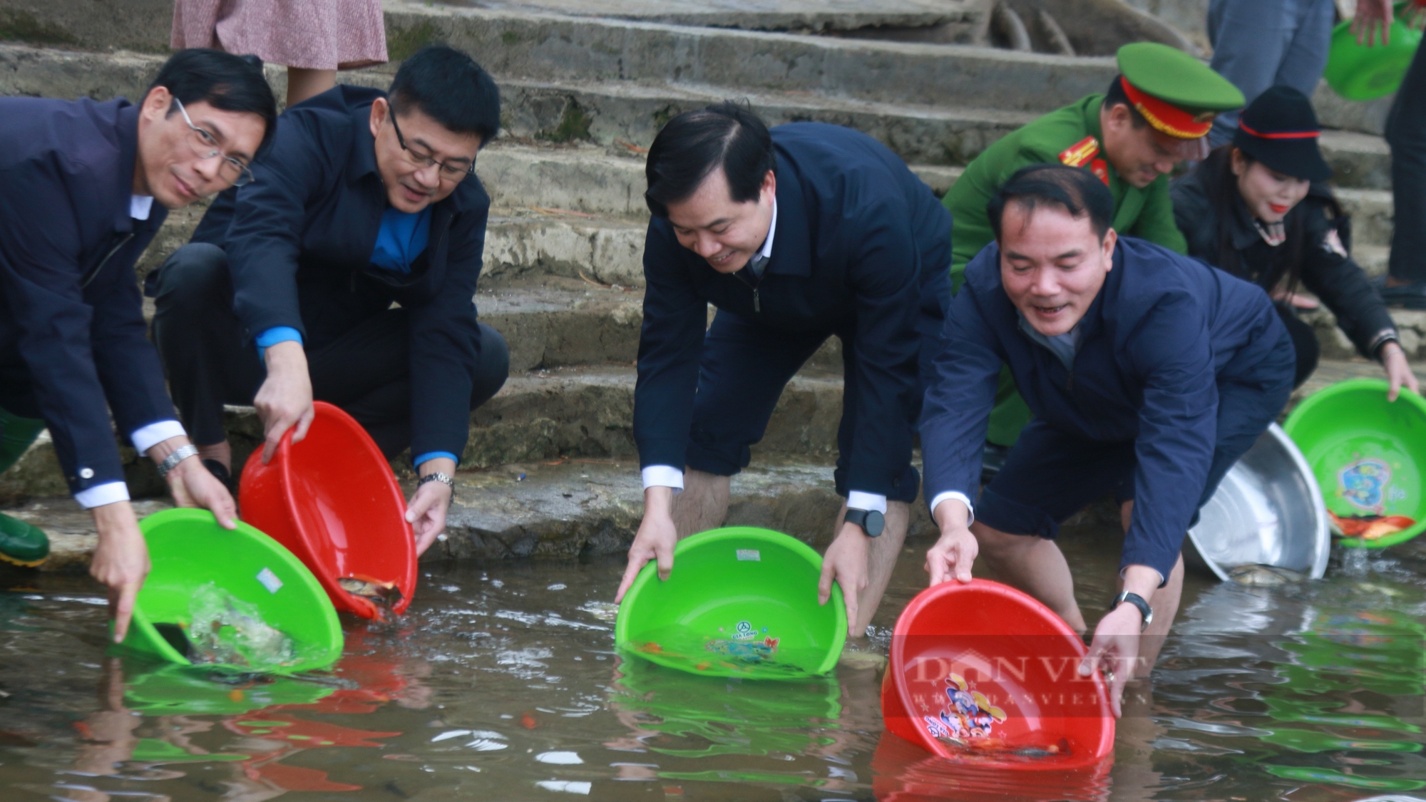 Từ phong tục ông Công ông Táo đến phong trào thả cá ý nghĩa ở hồ Thác Bà- Ảnh 5.