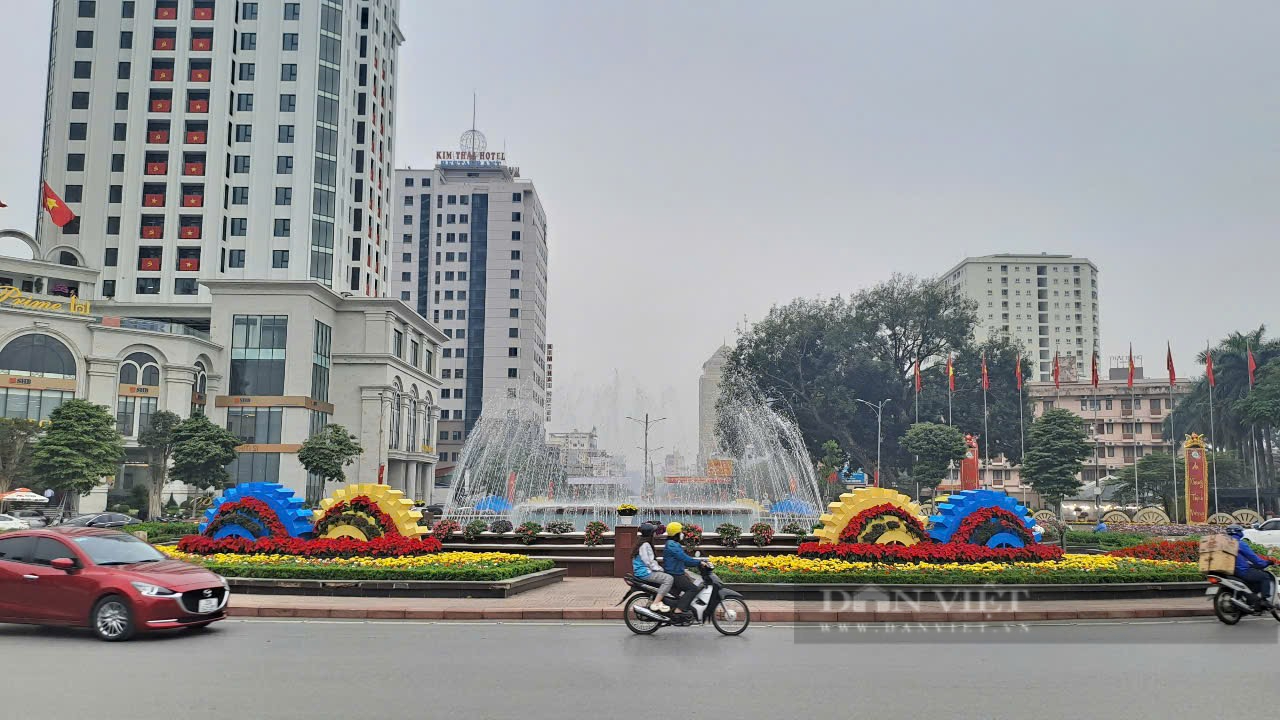 Giới trẻ Thái Nguyên háo hức chụp ảnh bên linh vật rắn đáng yêu, ngộ nghĩnh - Ảnh 1.