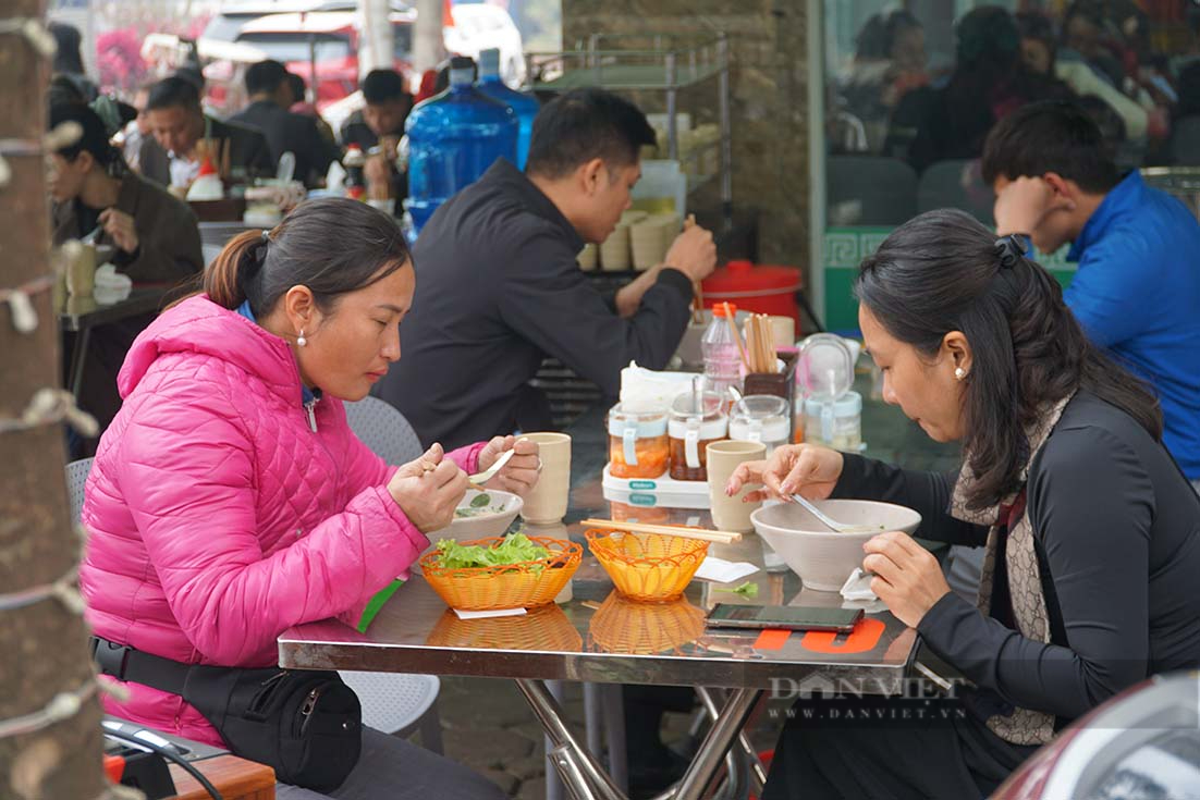 Món bún có nước dùng trắng như sữa lần đầu tiên xuất hiện, nhân viên 