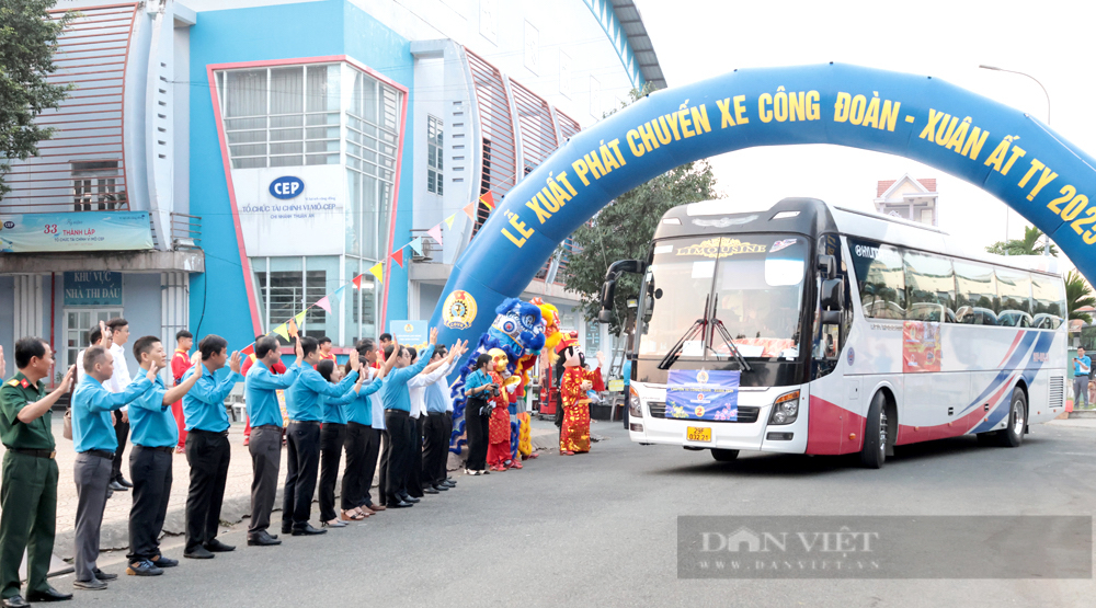 Bình Dương tiễn hơn 1.600 công nhân lên những chuyến xe 0 đồng về quê đón Tết - Ảnh 1.