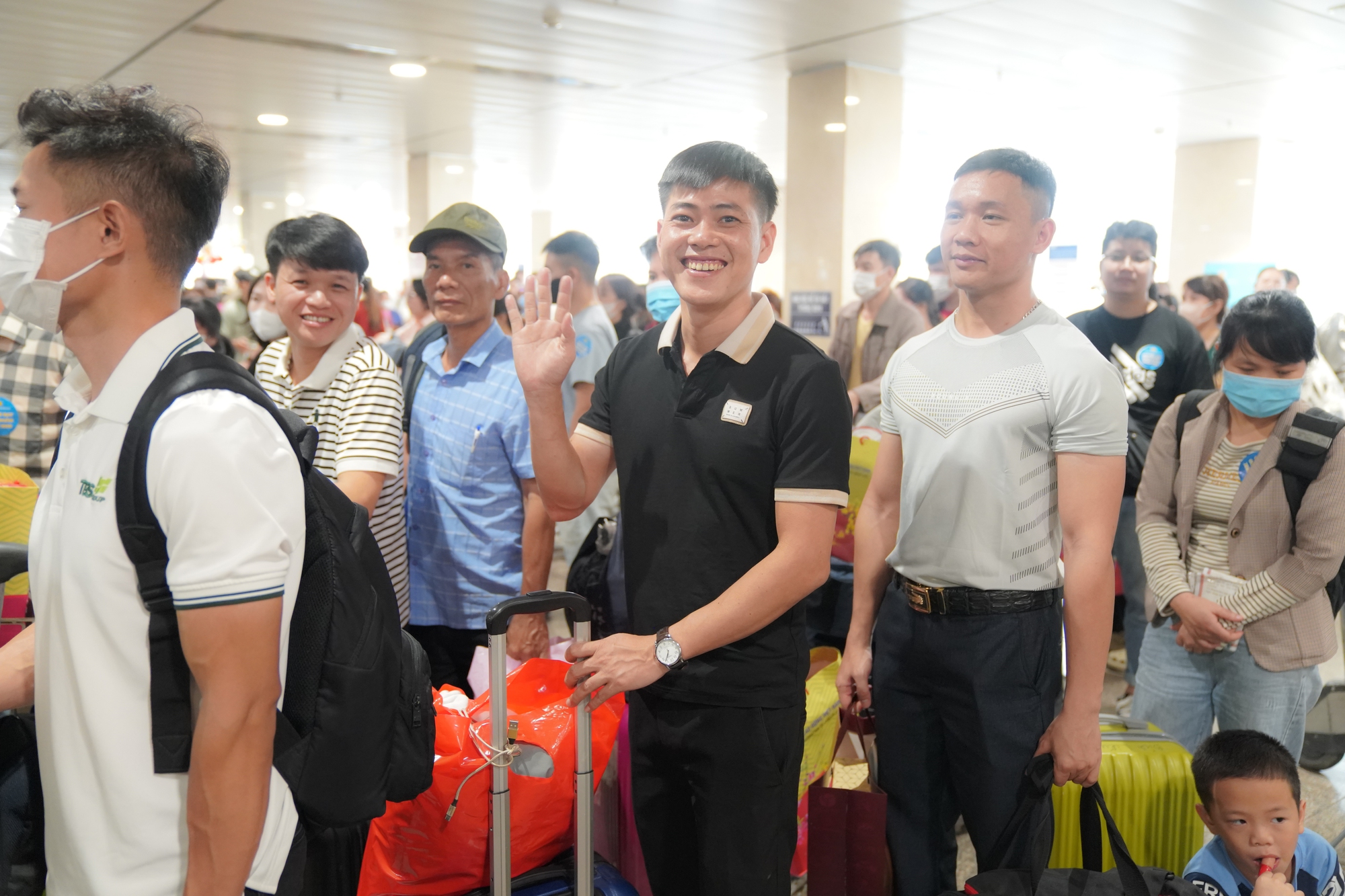 Hàng trăm người lao động từ TP.HCM được đi máy bay, ô tô miễn phí về quê đón Tết - Ảnh 2.