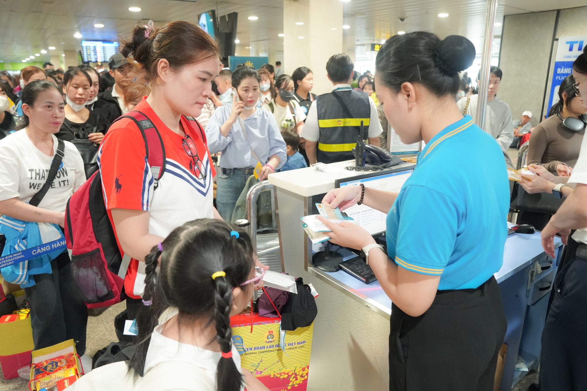 Hàng trăm người lao động từ TP.HCM được đi máy bay, ô tô miễn phí về quê đón Tết - Ảnh 1.