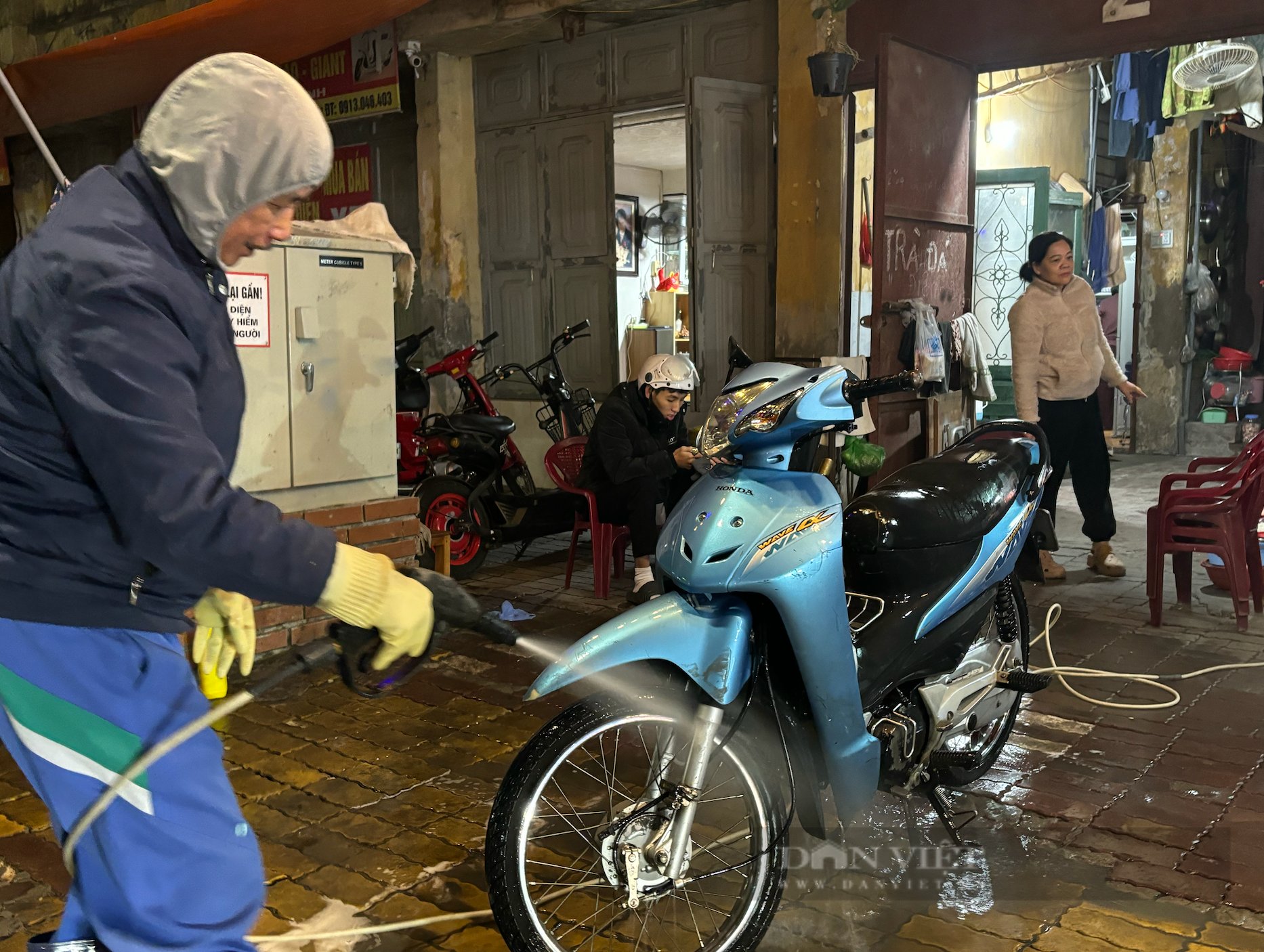 Đông khách, chủ quán rửa xe máy chán không muốn làm  - Ảnh 3.