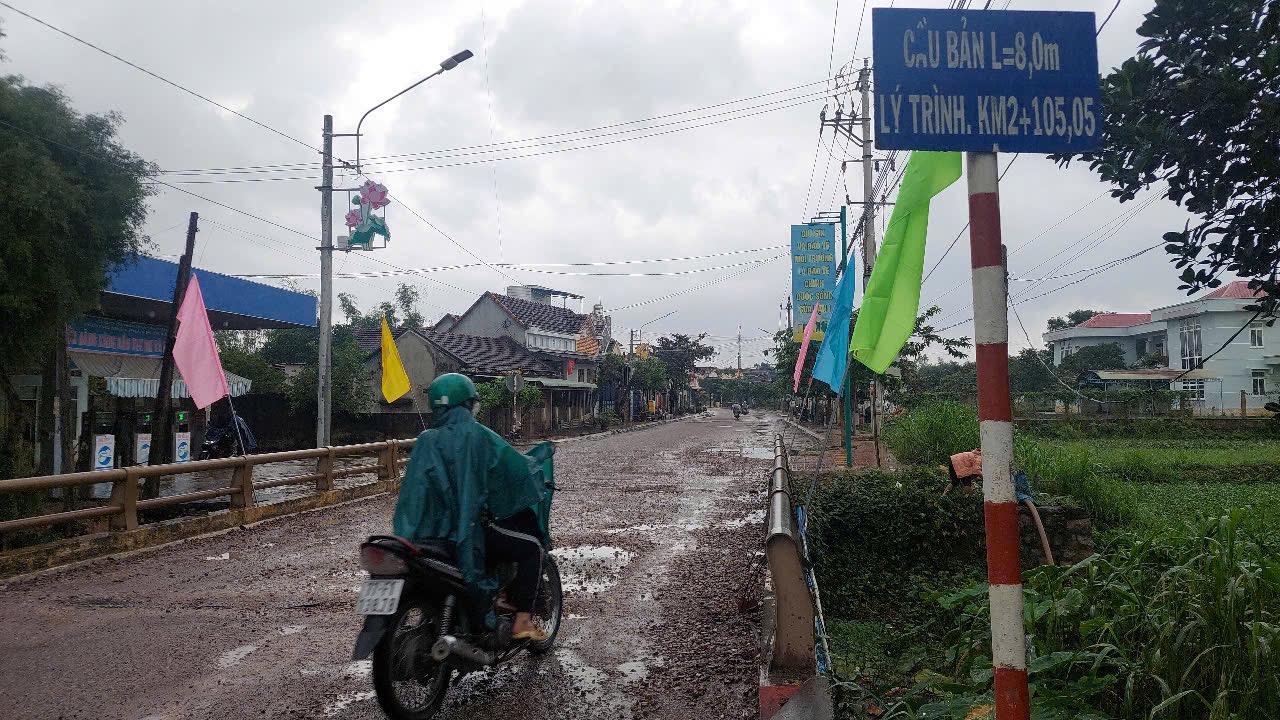 60 tuyến đường ở Bình Định bị xe tải thi công cao tốc "cày xới", khiến người dân bức xúc- Ảnh 2.