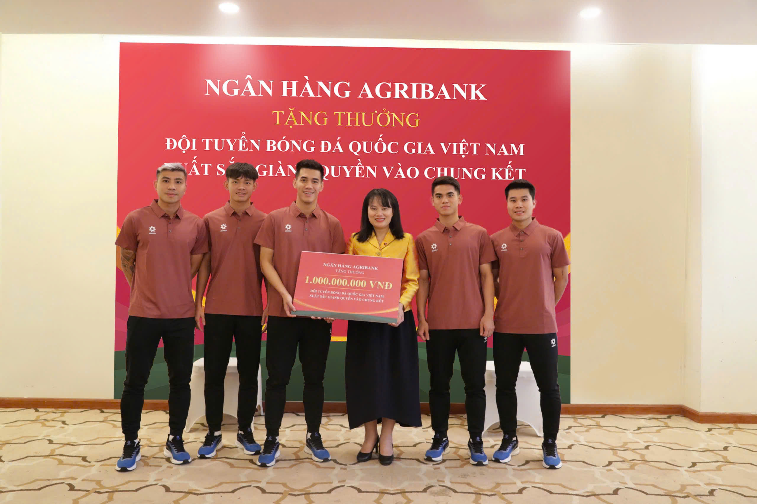 Agribank tặng thưởng 1 tỷ đồng cho Đội tuyển Bóng đá Quốc gia Việt Nam - Ảnh 2.