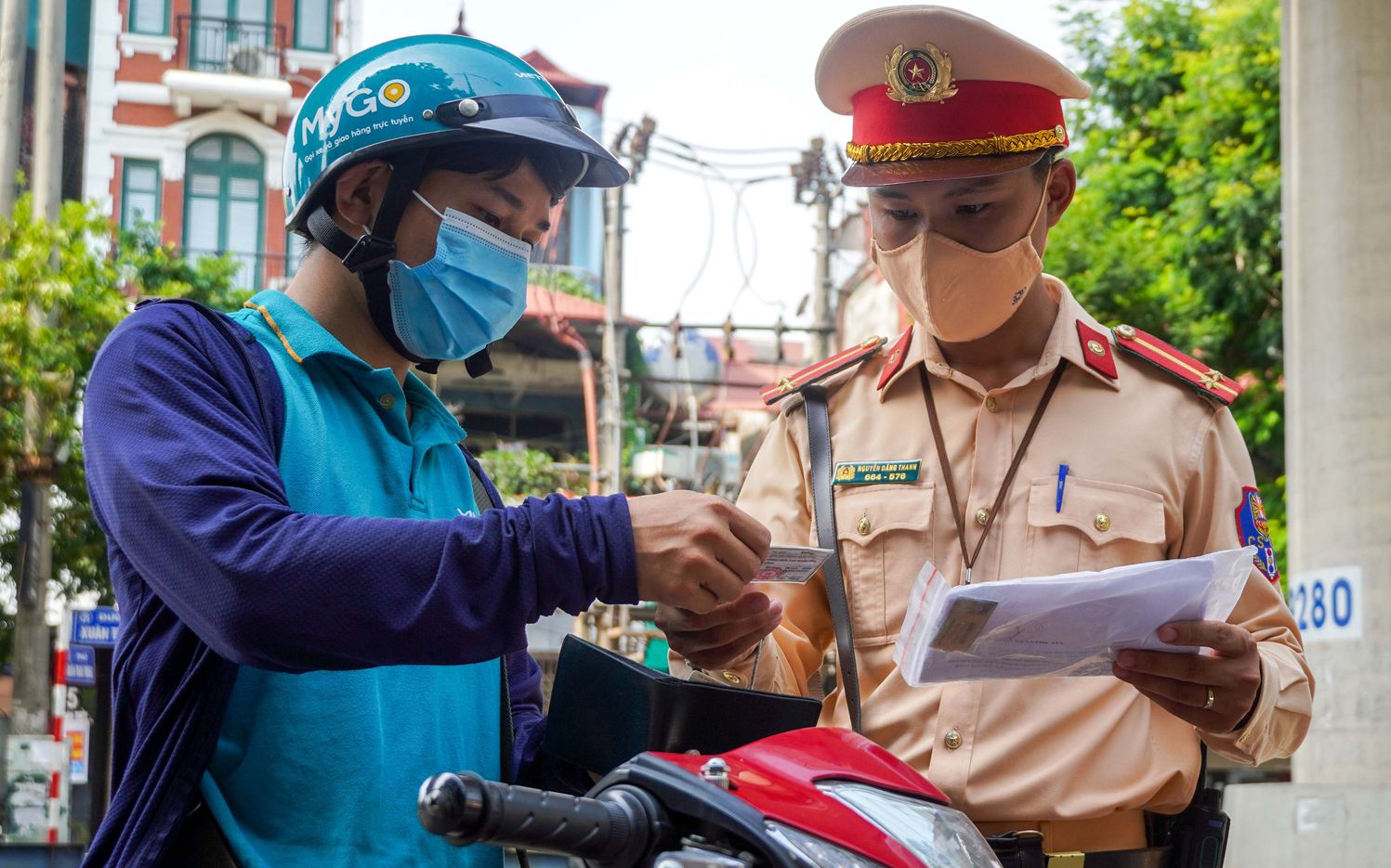 Người điều khiển xe máy chuyển làn không đúng quy định gây tai nạn giao thông có thể bị phạt đến 14 triệu đồng - Ảnh 2.