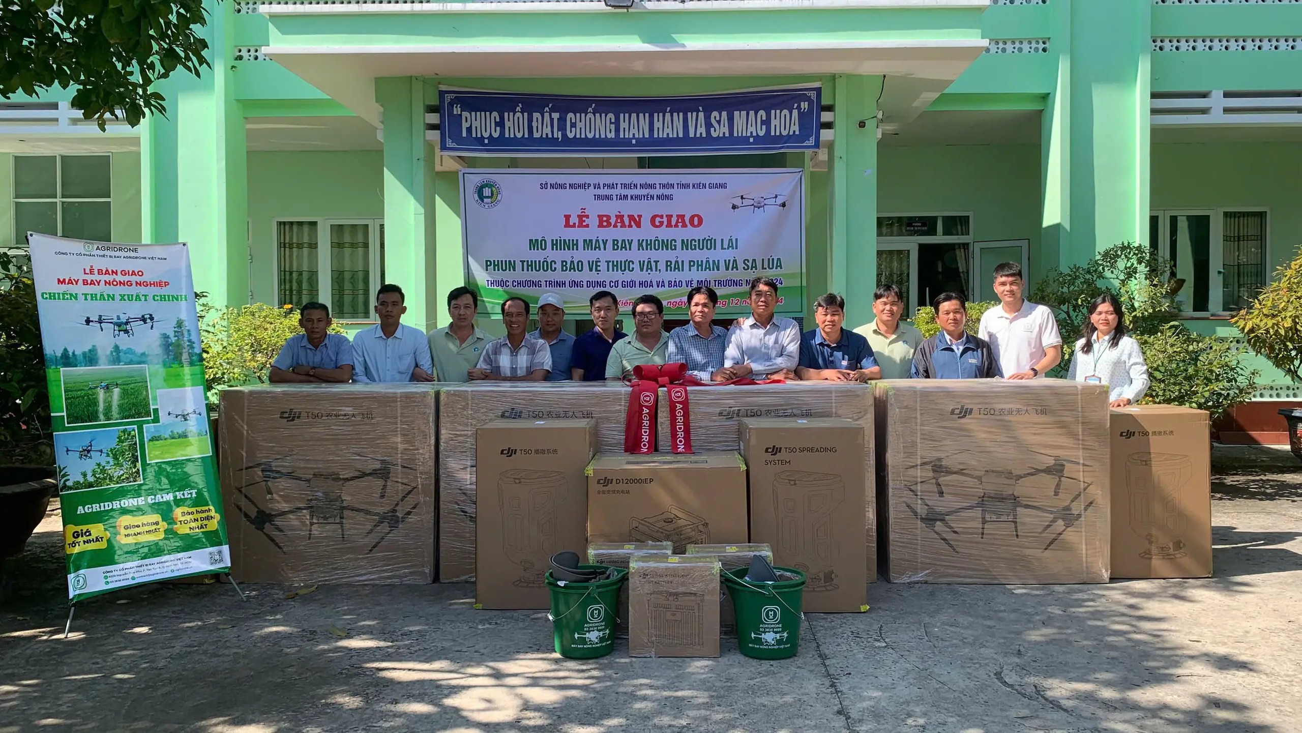 Bàn giao máy bay không người lái cho nông dân Kiên Giang - Ảnh 1.