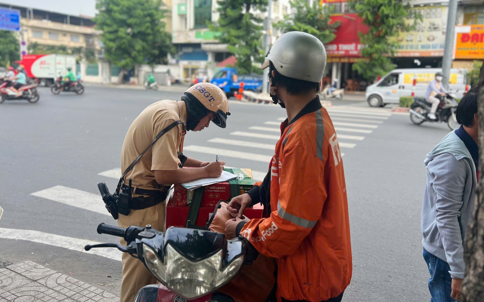 Nhân viên bưu điện bị CSGT dừng phương tiện lỗi không chấp hành tính hiệu đèn giao thông - Ảnh 3.