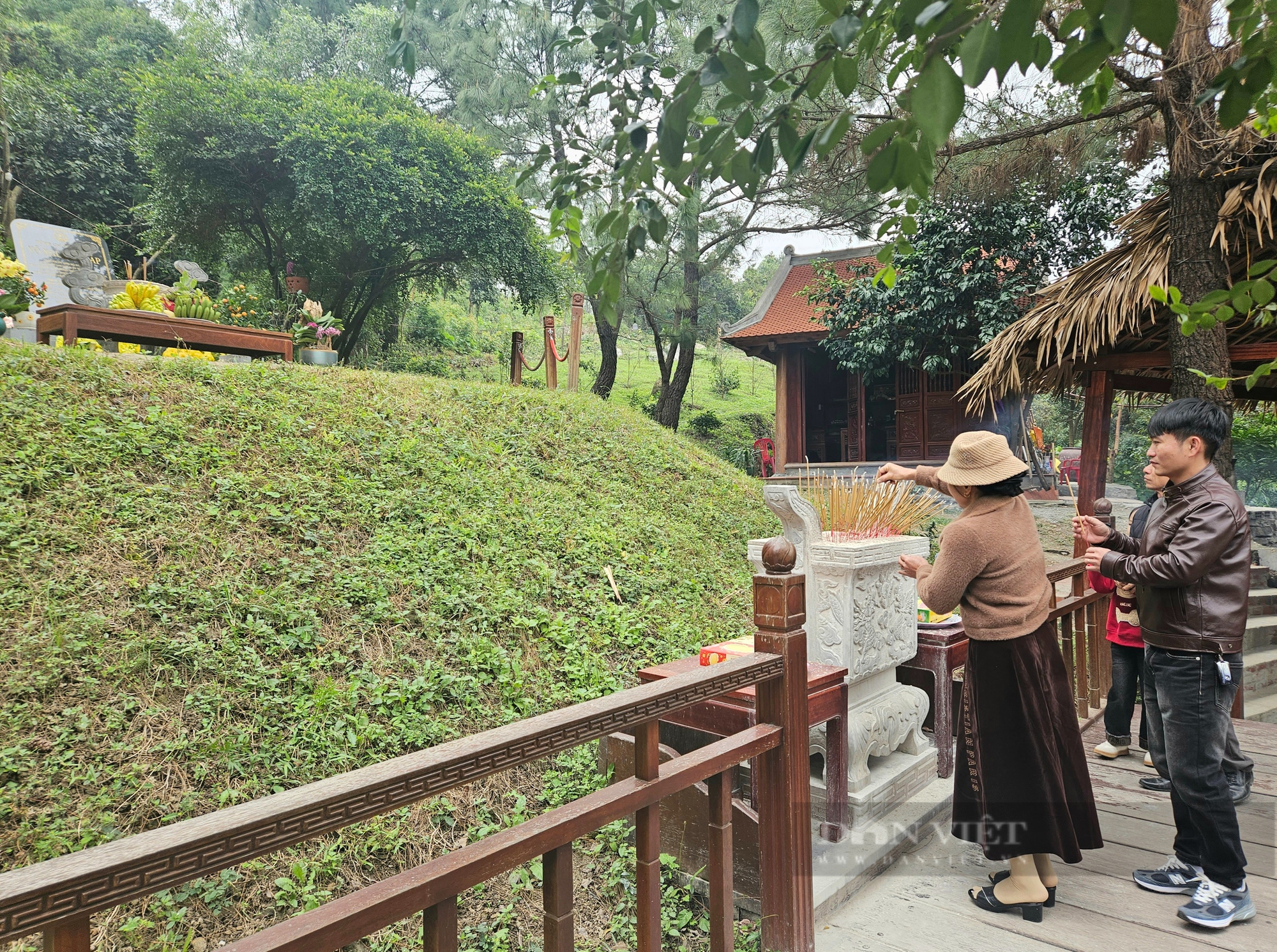 Mùng 2 Tết, người dân vượt hàng trăm km tới viếng mộ vợ chồng Đại tướng Võ Nguyên Giáp- Ảnh 2.