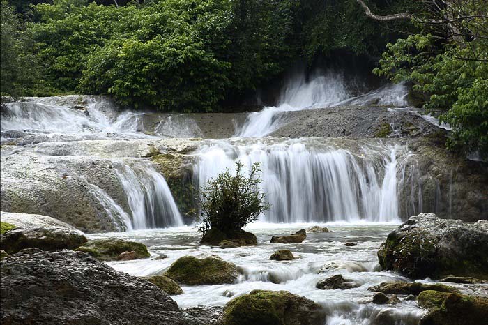 Giữa núi rừng hoang sơ, có một ngọn thác trong xanh, réo rắt như một dải lụa mềm vắt qua cảnh vật - Ảnh 1.