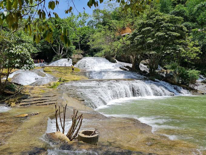 Giữa núi rừng hoang sơ, có một ngọn thác trong xanh, réo rắt như một dải lụa mềm vắt qua cảnh vật - Ảnh 2.