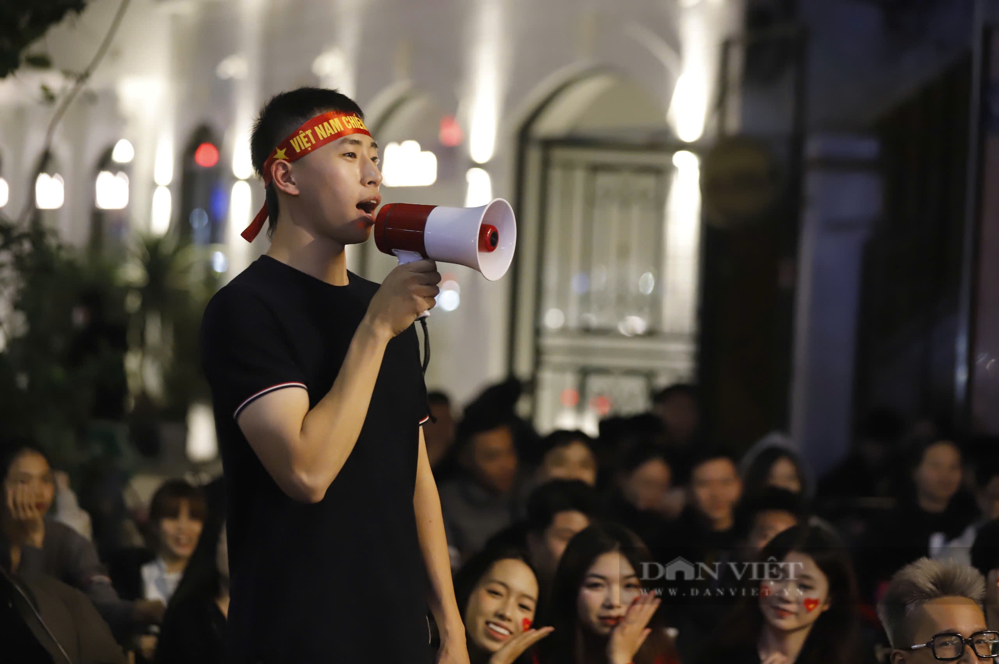 Sân chung cư, quán nhậu đông nghịt người cổ vũ, hò hét ủng hộ đội tuyển Việt Nam - Ảnh 6.