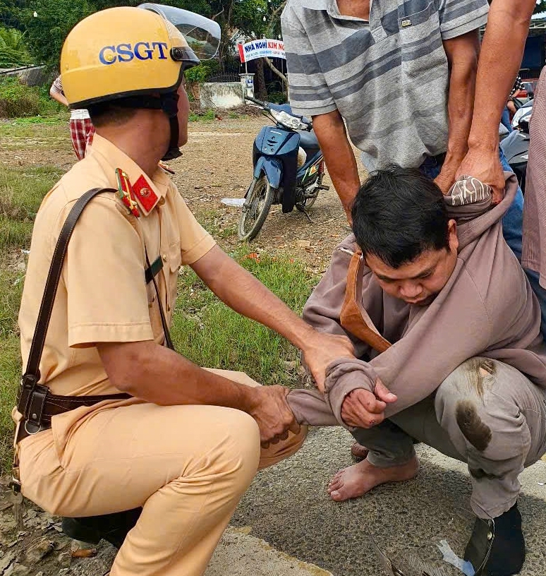 CSGT bắt nóng tên cướp giật dây chuyền của cô gái rồi phóng xe bỏ chạy trên Quốc lộ - Ảnh 1.