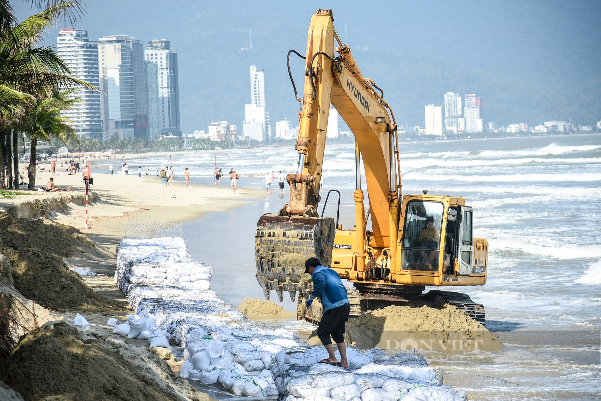 Đà Nẵng: Khẩn trương sạt lở ở "bãi biển đẹp nhất châu Á"- Ảnh 2.