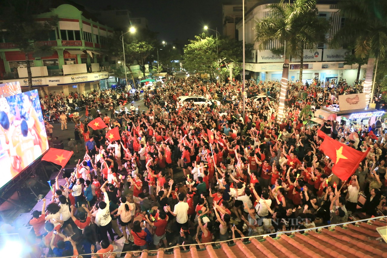 Việt Nam vô địch ASEAN Cup 2024, người dân Hà Nội, TP Hồ Chí Minh đổ ra đường ăn mừng - Ảnh 12.