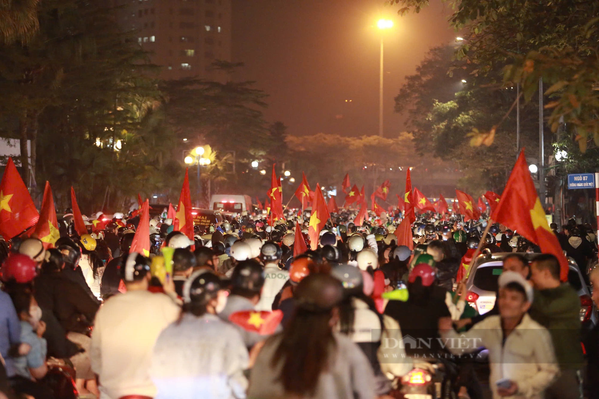 Việt Nam vô địch ASEAN Cup 2024, người dân Hà Nội, TP Hồ Chí Minh đổ ra đường ăn mừng - Ảnh 15.