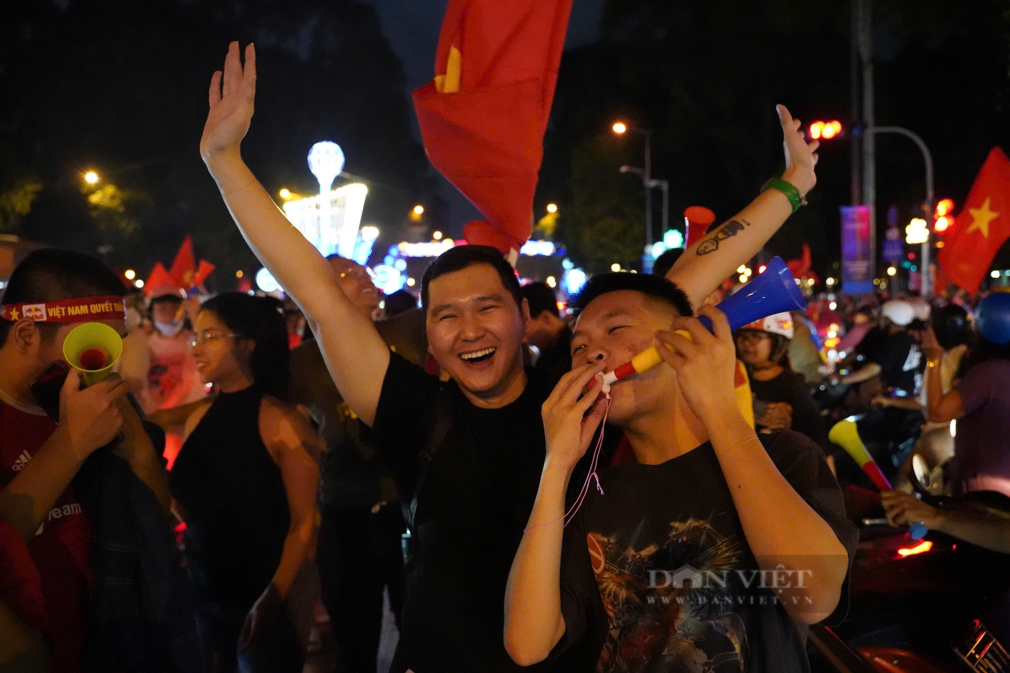 Việt Nam vô địch ASEAN Cup 2024, người dân Hà Nội, TP Hồ Chí Minh đổ ra đường ăn mừng - Ảnh 21.