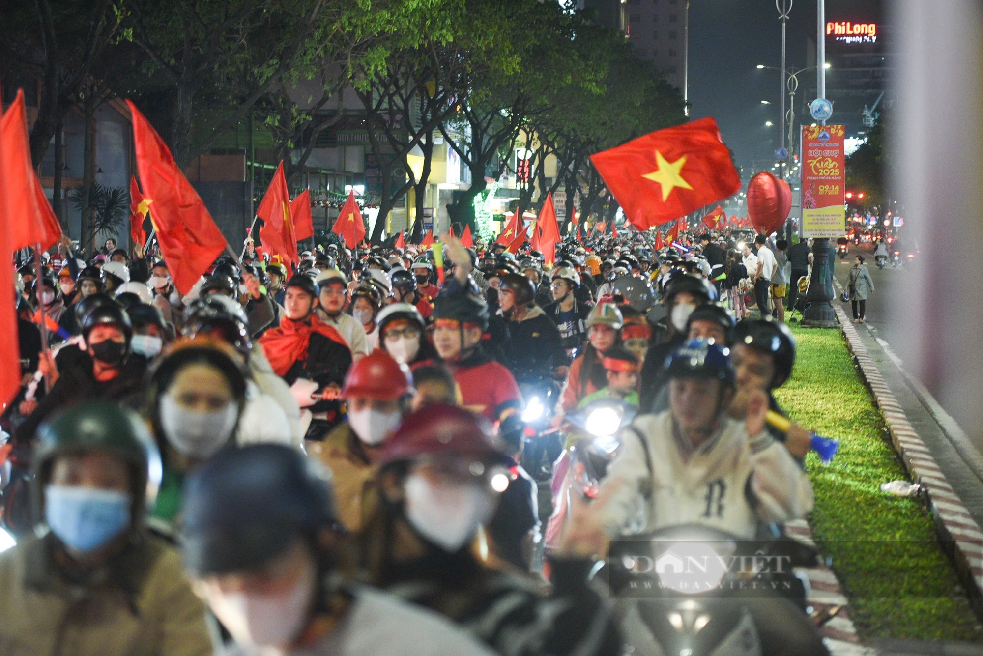 Việt Nam vô địch ASEAN Cup 2024, người dân Hà Nội, TP Hồ Chí Minh đổ ra đường ăn mừng - Ảnh 28.