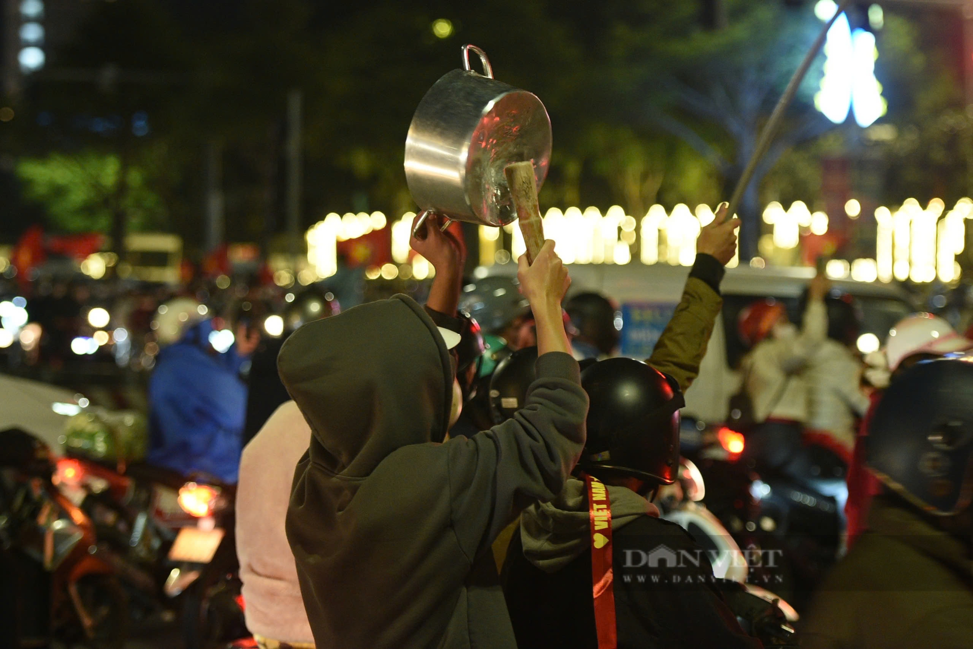 Việt Nam vô địch ASEAN Cup 2024, người dân Hà Nội, TP Hồ Chí Minh đổ ra đường ăn mừng - Ảnh 26.