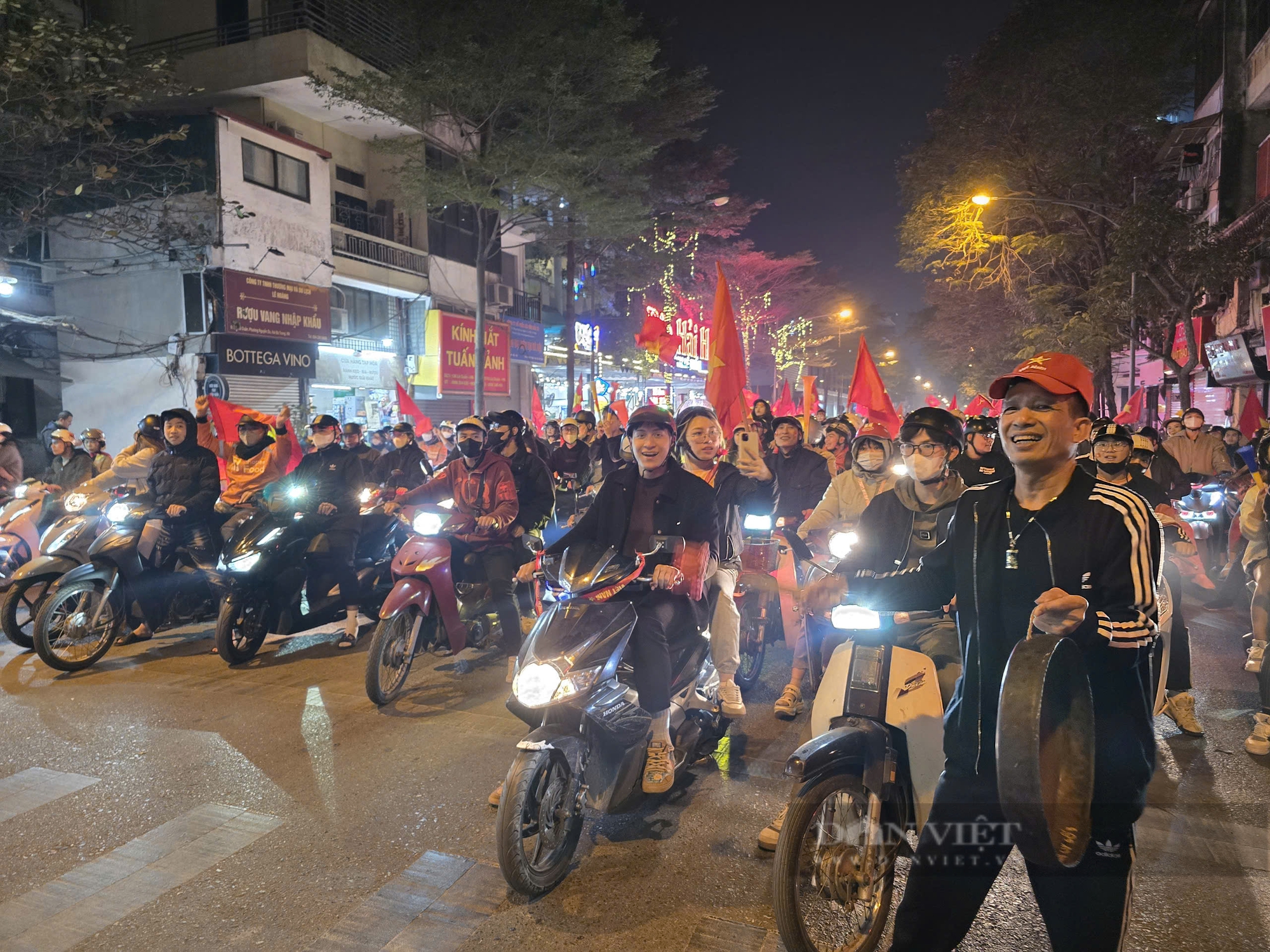 Khi nồi niêu, xoong chảo xuống đường, trở thành "nhạc cụ" của người dân "đi bão"  - Ảnh 5.